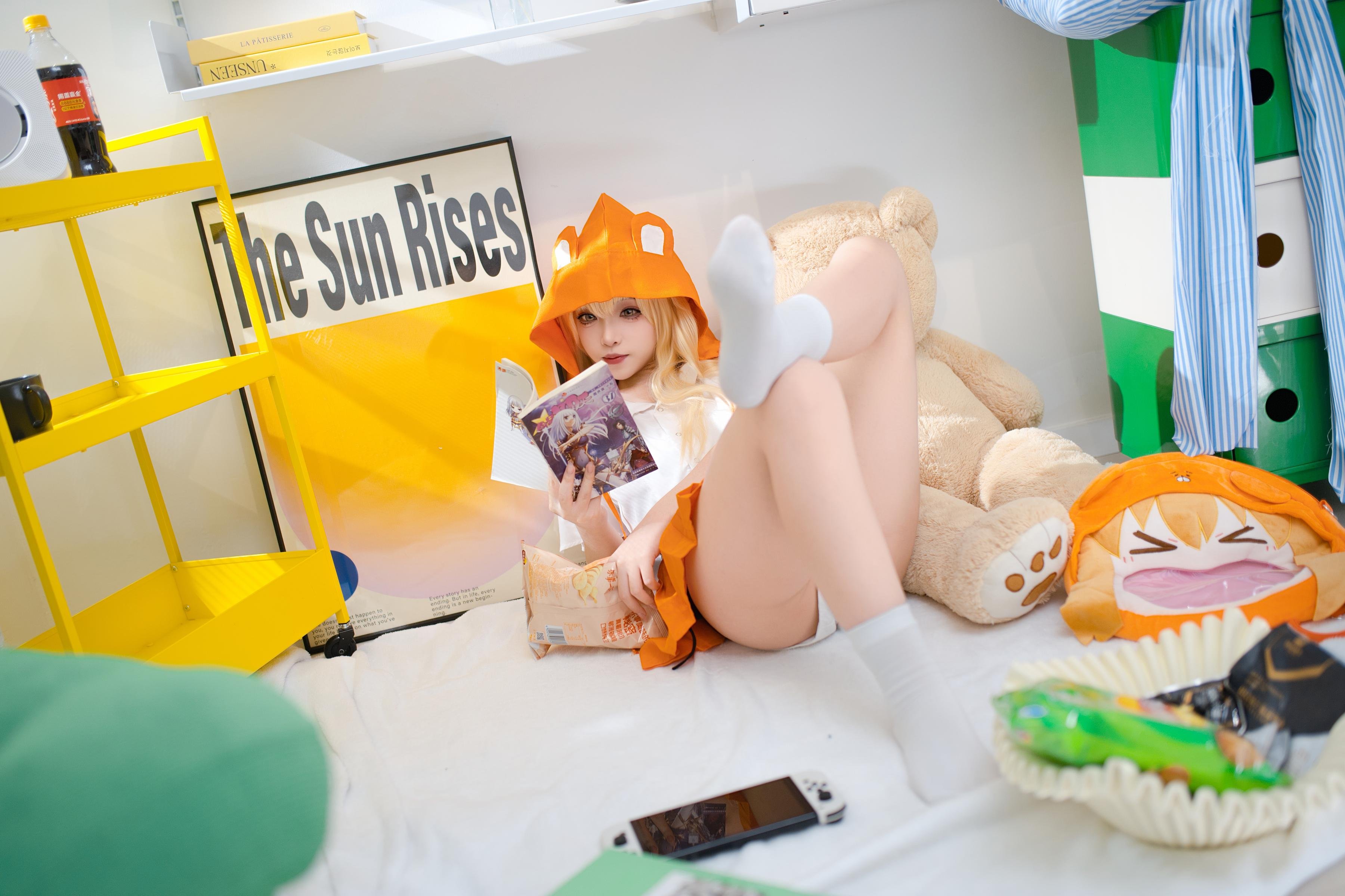 '[cosplay] Bangni邦尼 - 干物妹！小埋 土间埋: Áo choàng cam, tất trắng, khoe ngực và mông, tái hiện cực chất 85P5V'