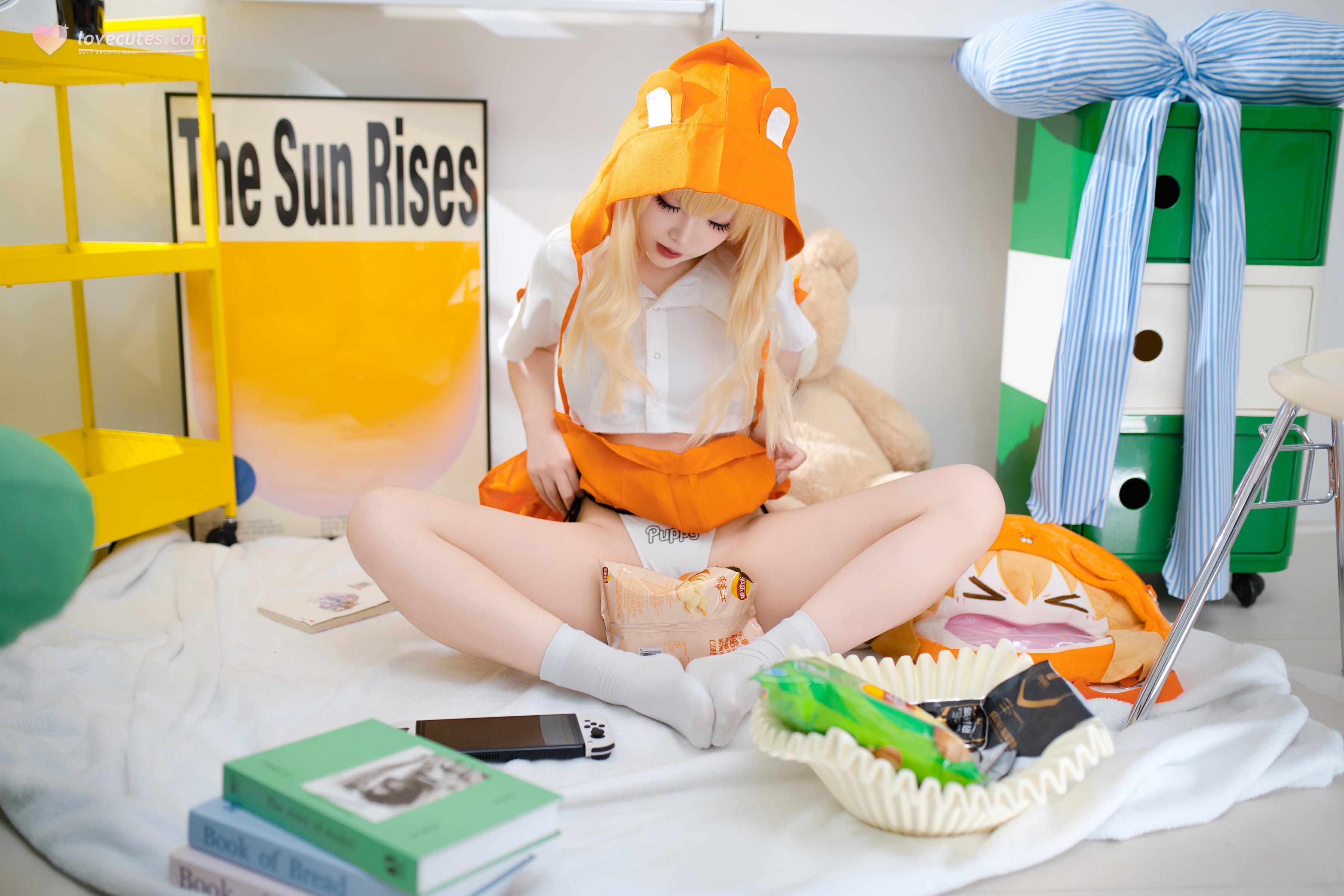 '[cosplay] Bangni邦尼 - 干物妹！小埋 土间埋: Áo choàng cam, tất trắng, khoe ngực và mông, tái hiện cực chất 85P5V'