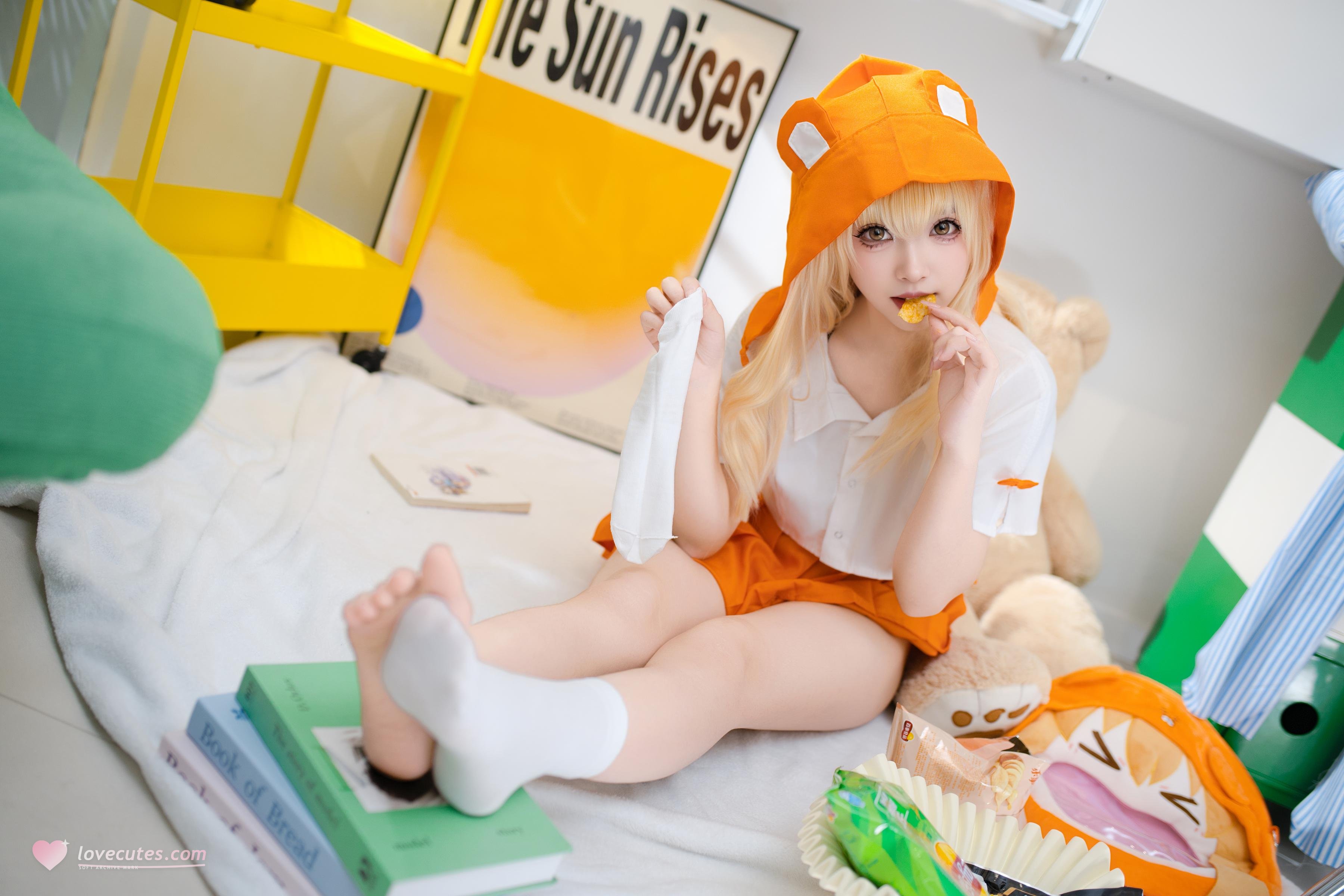 '[cosplay] Bangni邦尼 - 干物妹！小埋 土间埋: Áo choàng cam, tất trắng, khoe ngực và mông, tái hiện cực chất 85P5V'