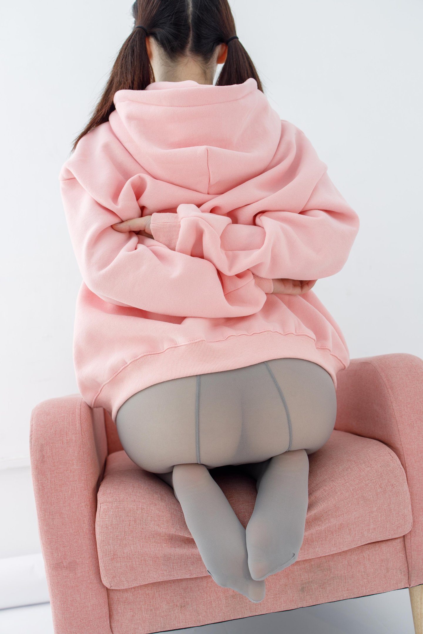 [Ảnh] Tiểu Dạ - Chụp hình với tất xám: Áo hoodie hồng, chụp trong nhà 137P1V