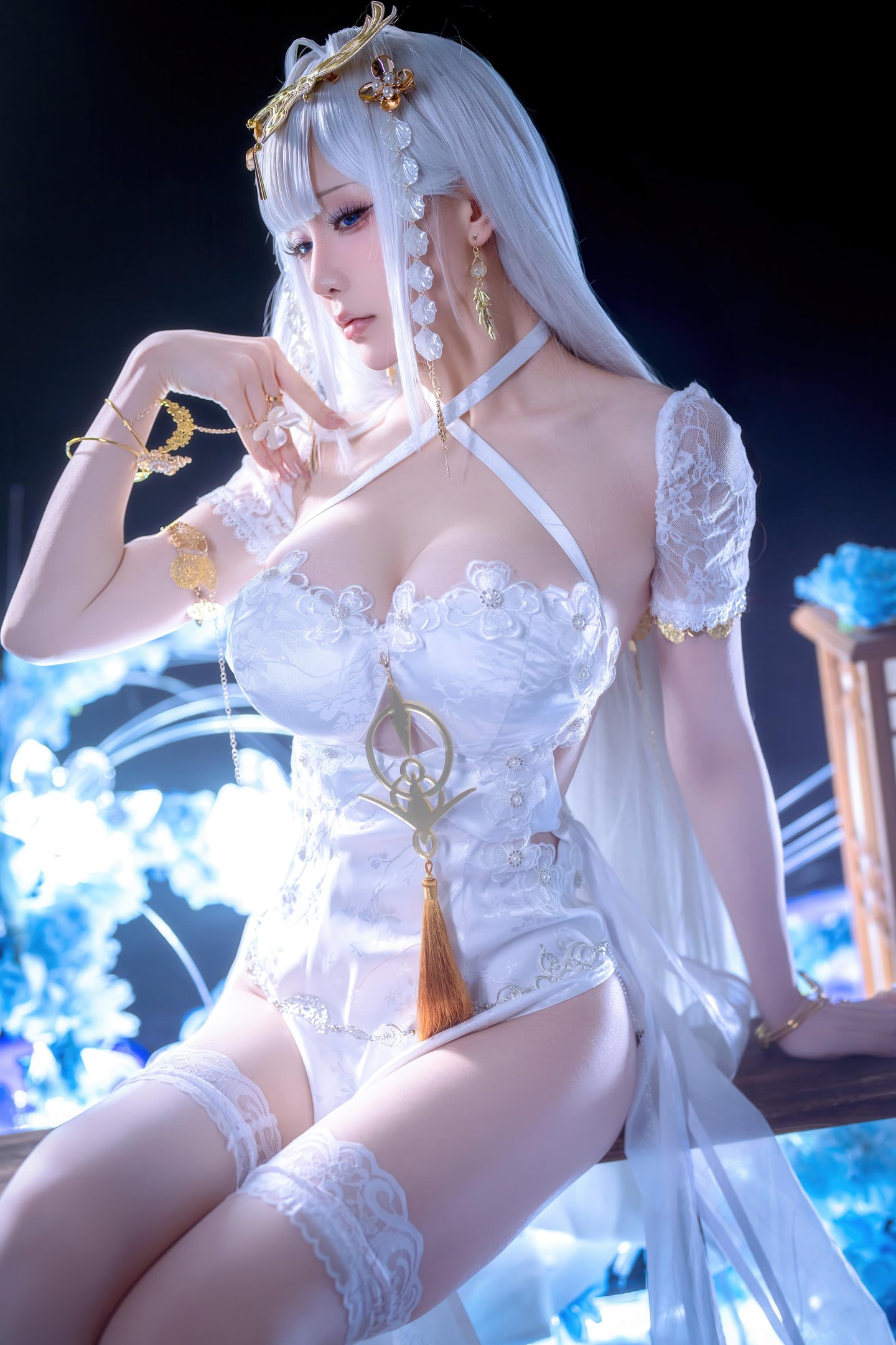 [cosplay] 星之迟迟Hoshilily - 碧蓝航线 埃姆登：白发白丝礼装巨乳 高衩美腿还原 50P