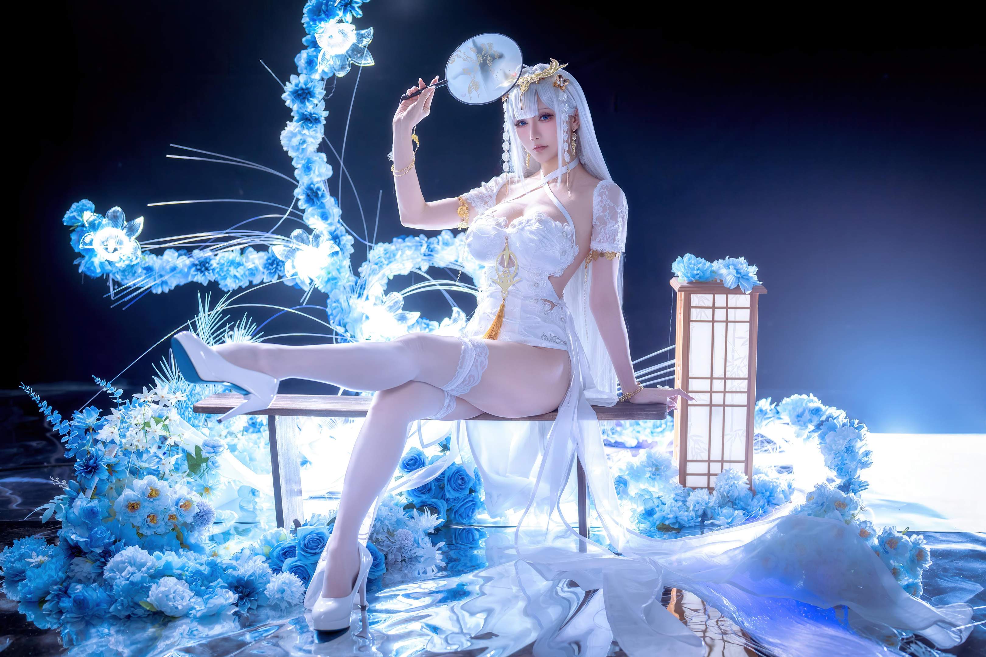 [cosplay] 星之迟迟Hoshilily - 碧蓝航线 埃姆登：白发白丝礼装巨乳 高衩美腿还原 50P