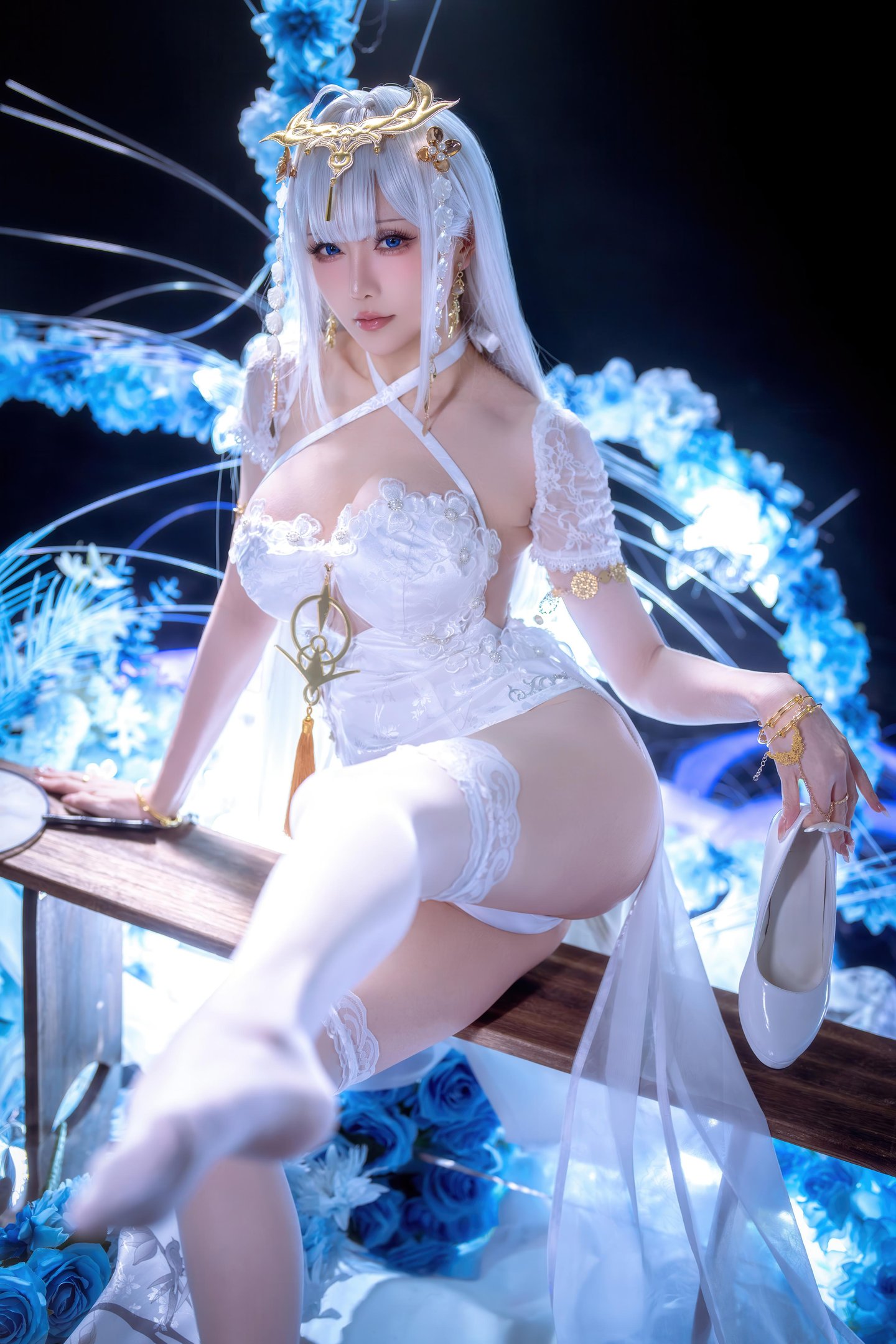 [cosplay] 星之迟迟Hoshilily - 碧蓝航线 埃姆登：白发白丝礼装巨乳 高衩美腿还原 50P