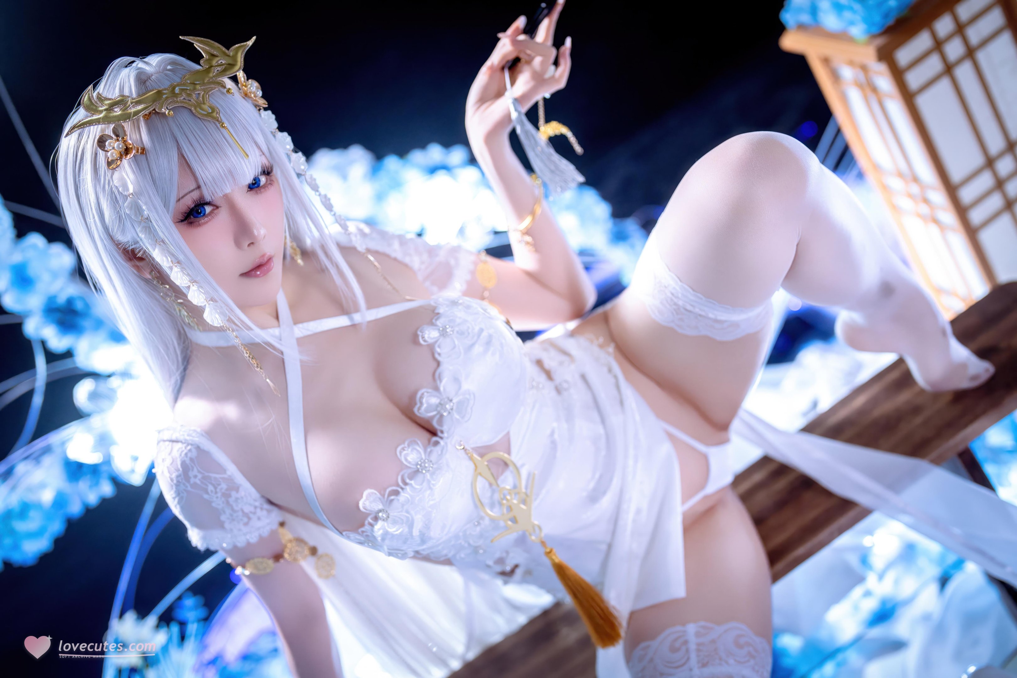 [cosplay] 星之迟迟Hoshilily - 碧蓝航线 埃姆登：白发白丝礼装巨乳 高衩美腿还原 50P