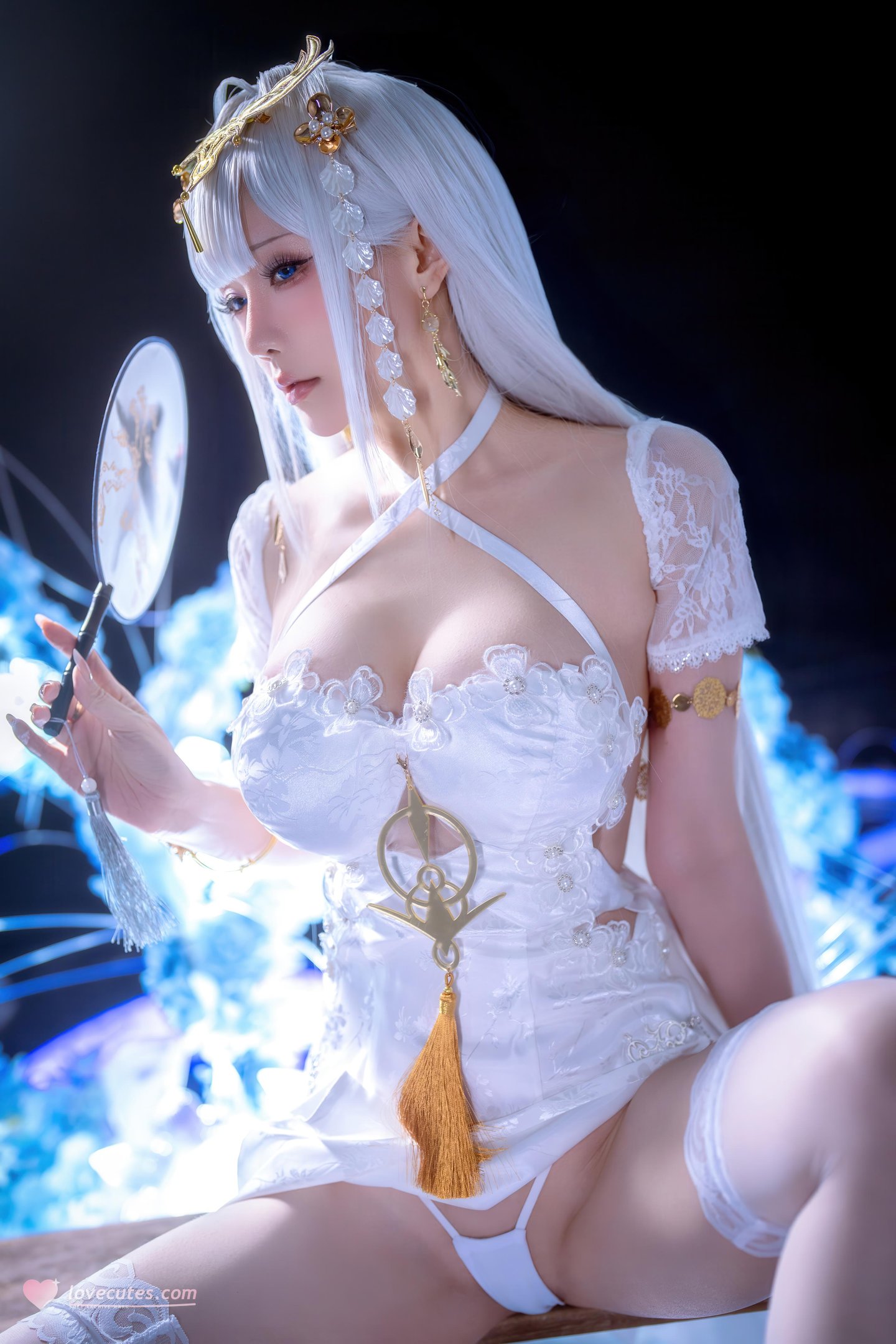 [cosplay] 星之迟迟Hoshilily - 碧蓝航线 埃姆登：白发白丝礼装巨乳 高衩美腿还原 50P