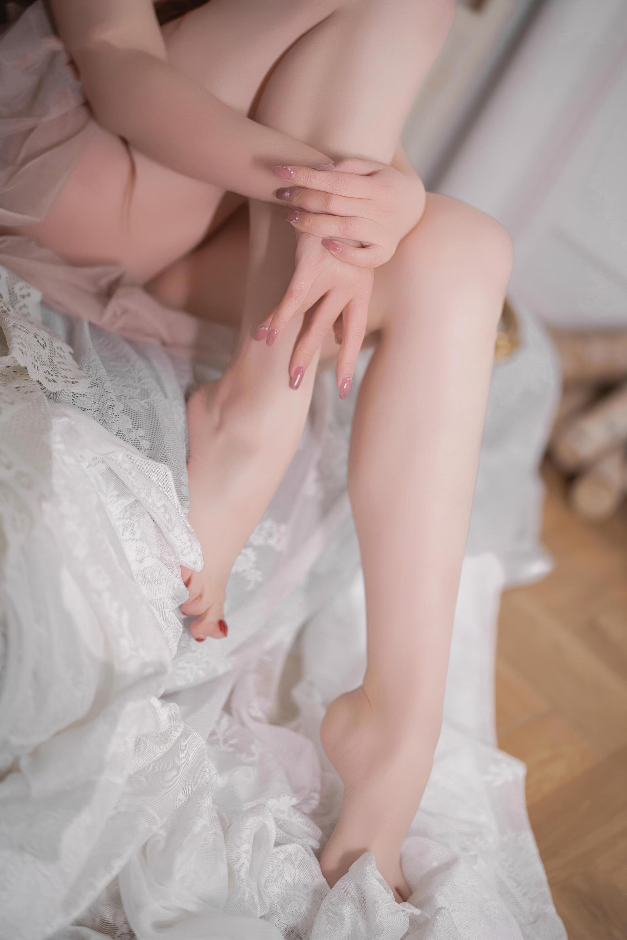 '[私房] Natsuko夏夏子 - 2026 Sinh Nhật Riêng Tư: Sương Mù Hồng - Váy Voan Hở Vai, Chân Dài, Ánh Sáng Mềm Dịu Trong Phòng Ngủ 50P'