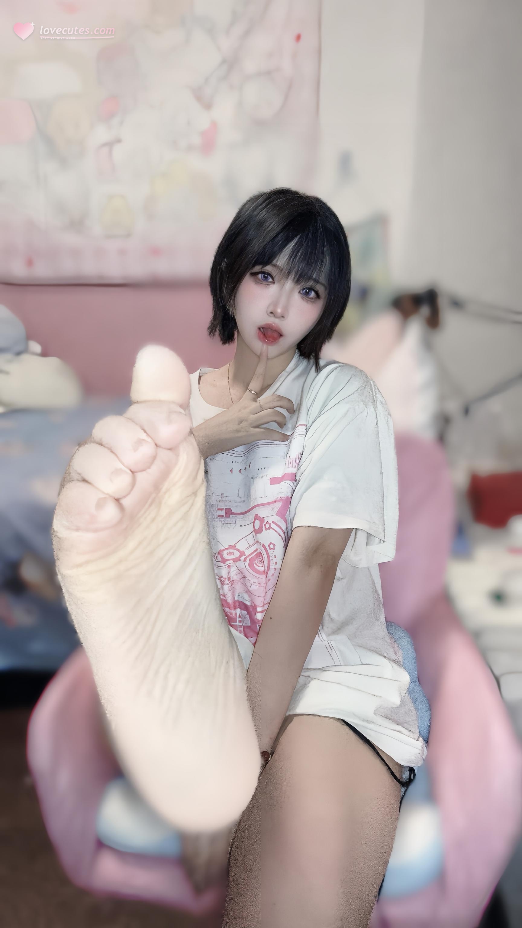 [私房] 疯猫ss - 2025年6月会员订阅：居家自拍露点内衣 白丝美腿大尺度 60P3V