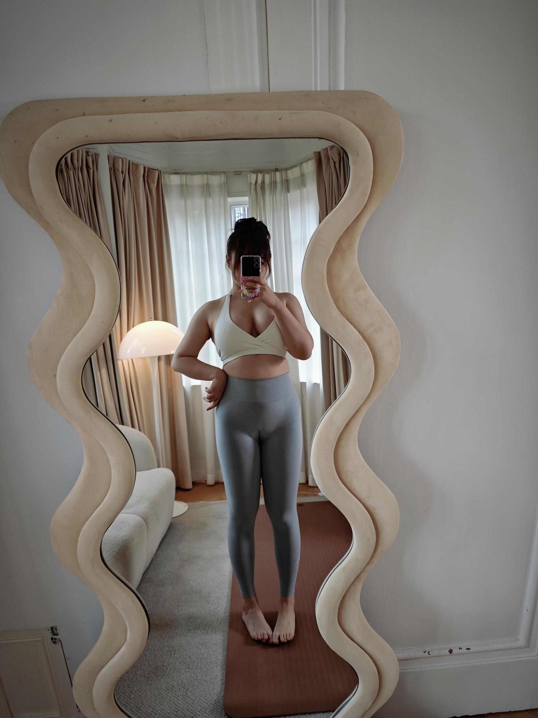 '[私房] Sốt Mã Hoa - Trang Phục Yoga: Quần Yoga Ôm Sát, Ngực Đẹp, Mông Quyến Rũ, Chân Dài 56P2V'