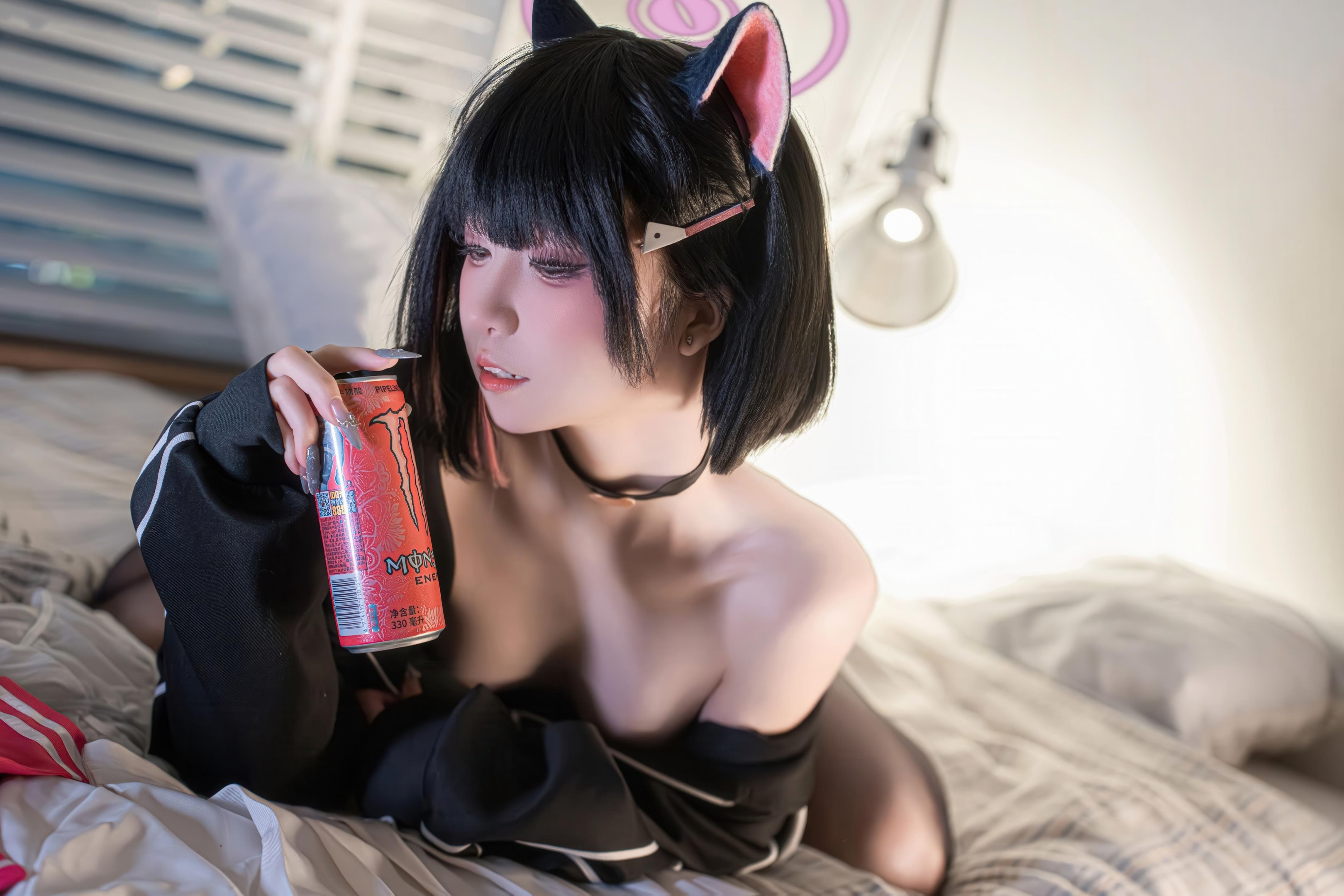 [costume] 纸悦Etsu_ko - 蔚蓝档案 杏山和纱: Bộ đồng phục thủy thủ mèo tai đen, chân dài trên giường 55P