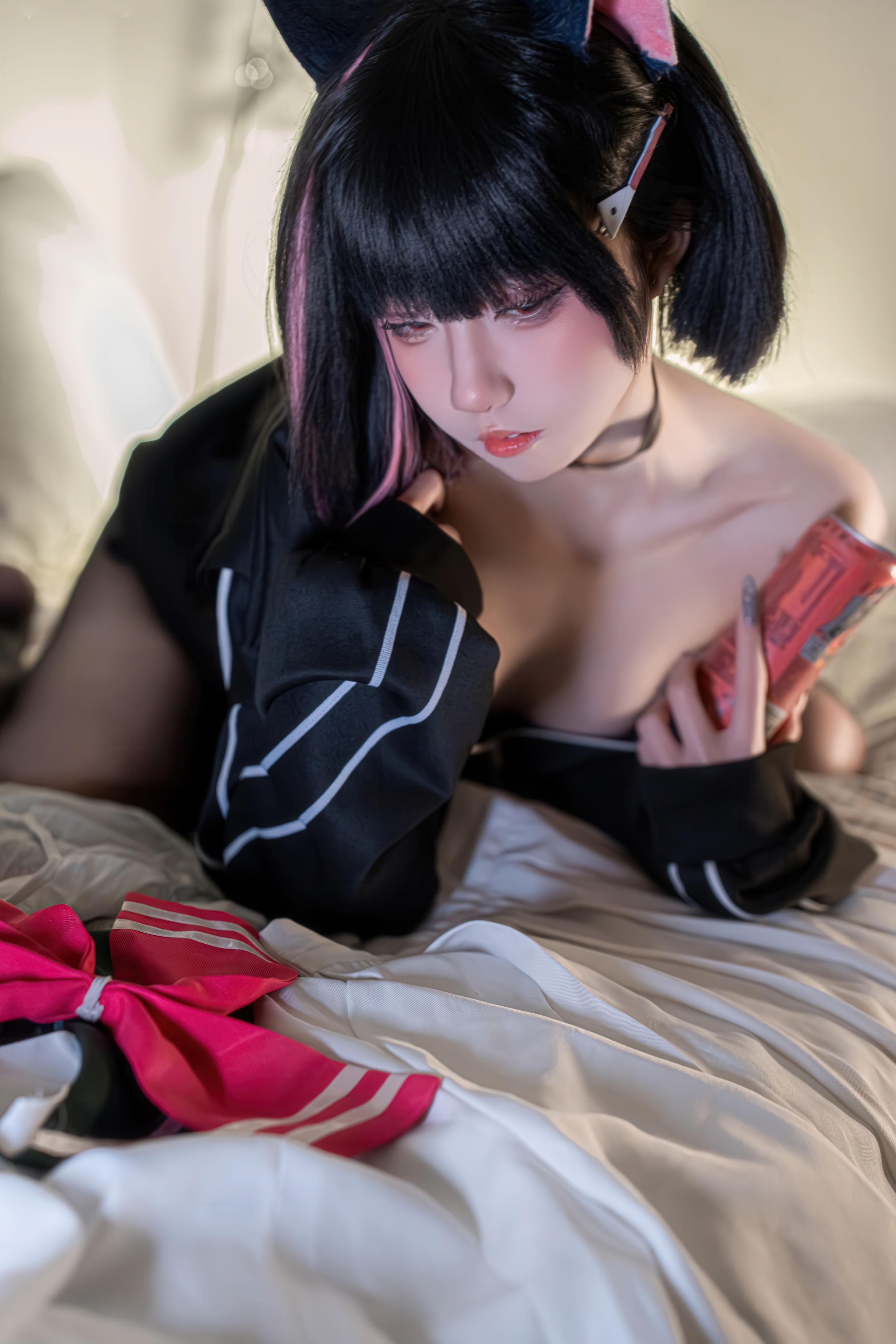 [costume] 纸悦Etsu_ko - 蔚蓝档案 杏山和纱: Bộ đồng phục thủy thủ mèo tai đen, chân dài trên giường 55P