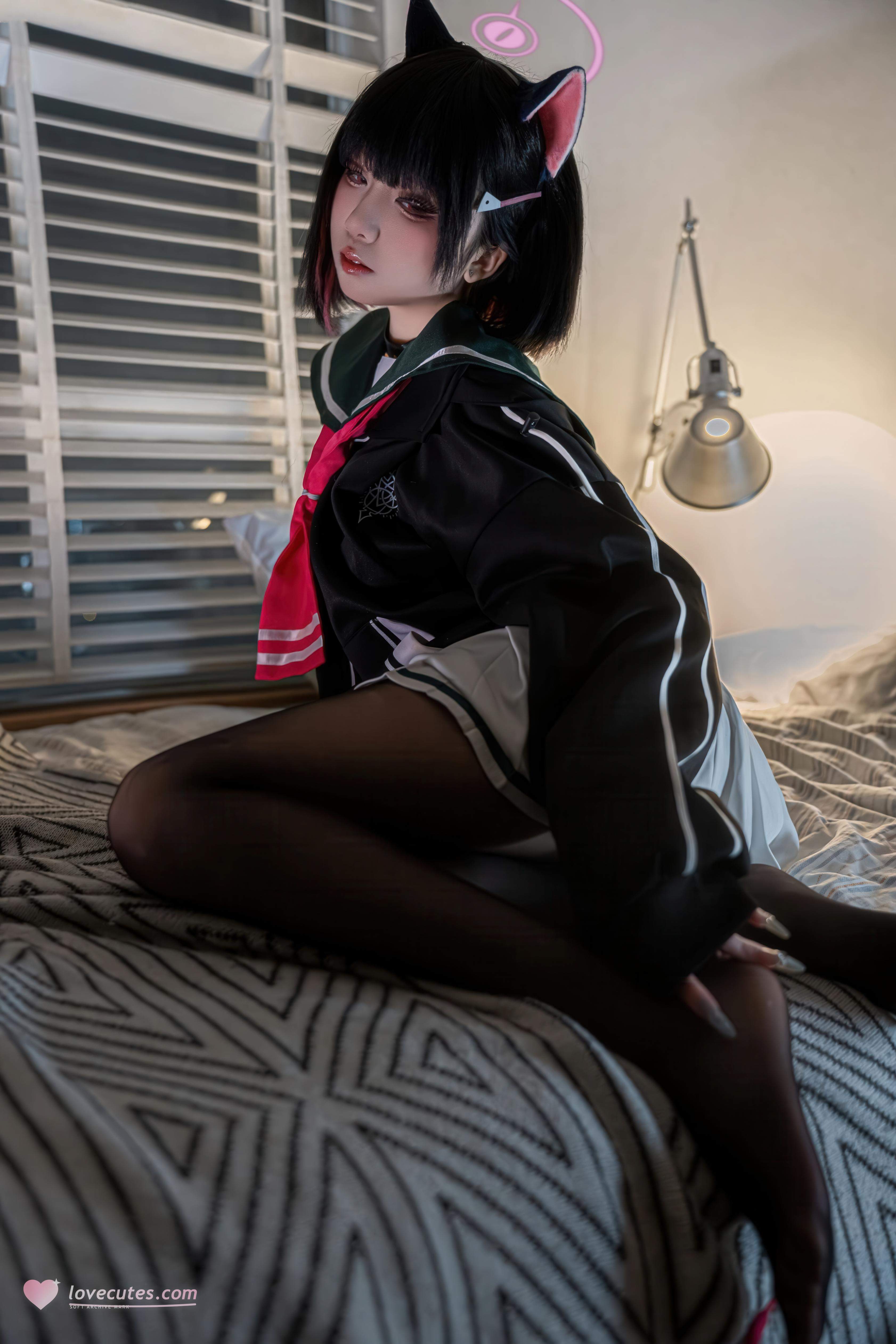 [cosplay] 纸悦Etsu_ko - 蔚蓝档案 杏山和纱：黑丝猫耳水手服 美腿床拍还原 55P