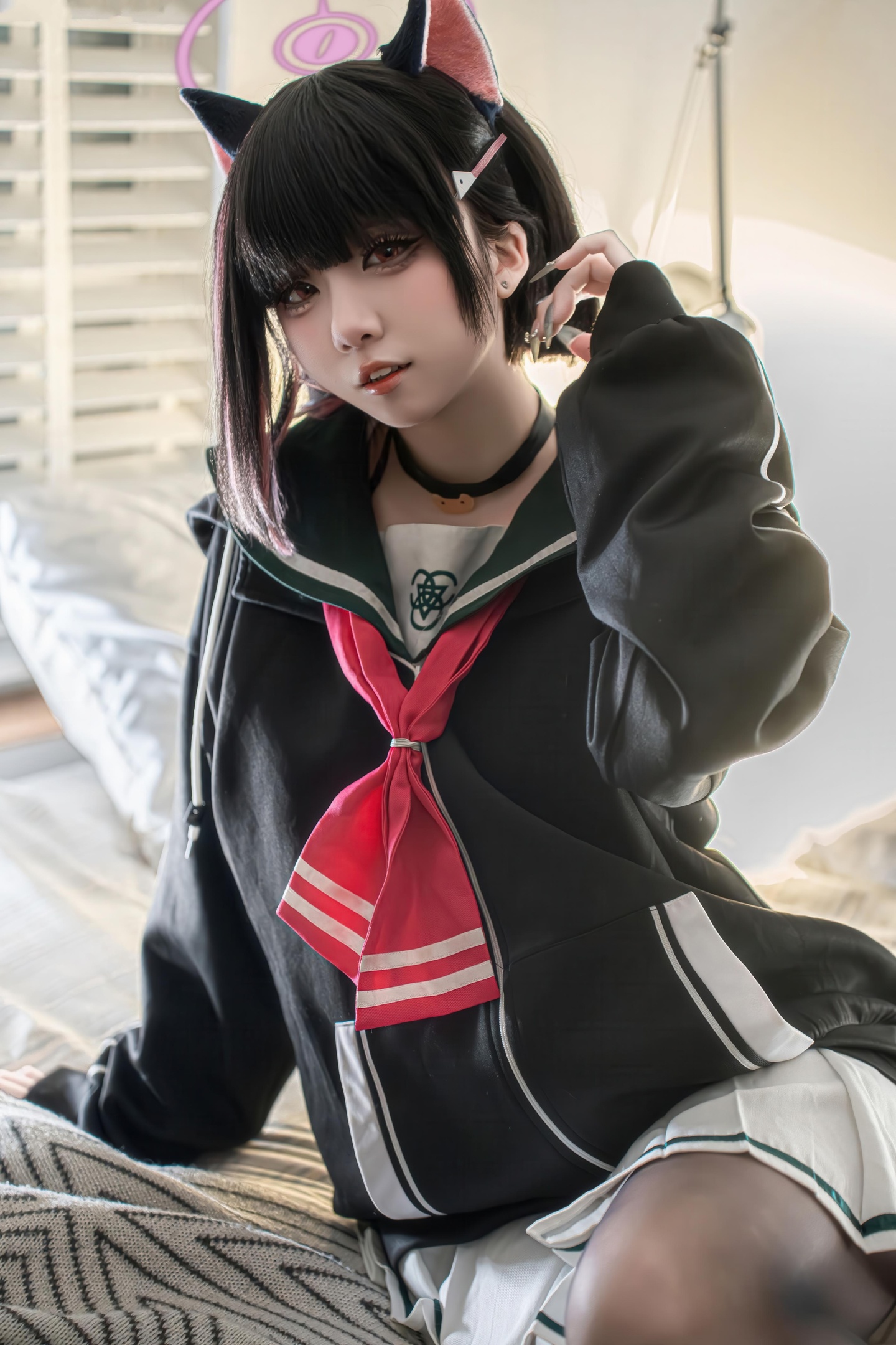[cosplay] 纸悦Etsu_ko - 蔚蓝档案 杏山和纱：黑丝猫耳水手服 美腿床拍还原 55P