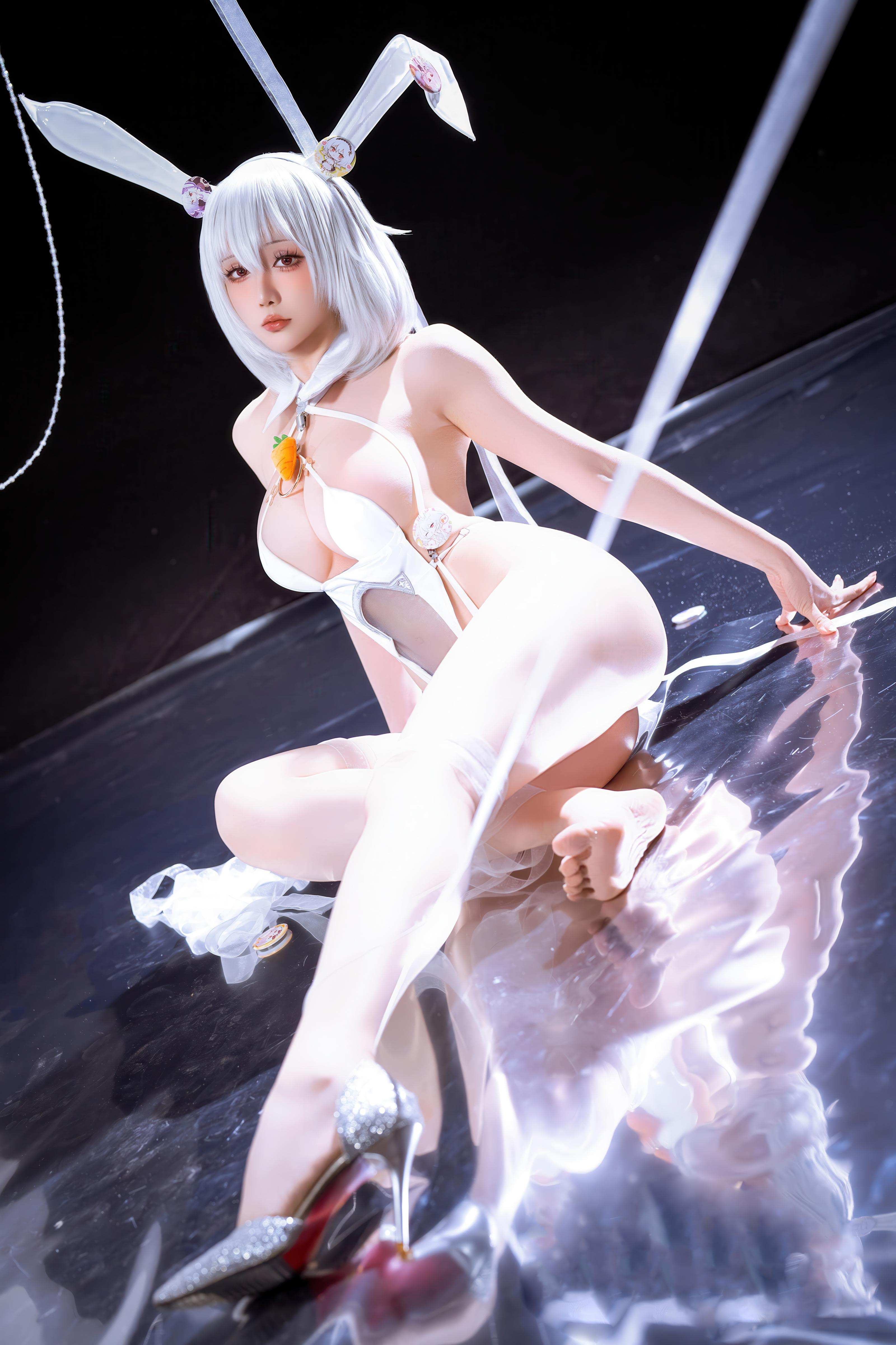 [cosplay] 星之迟迟Hoshilily - 碧蓝航线 天狼星：白兔女郎白丝巨乳 露穴美腿还原 58P