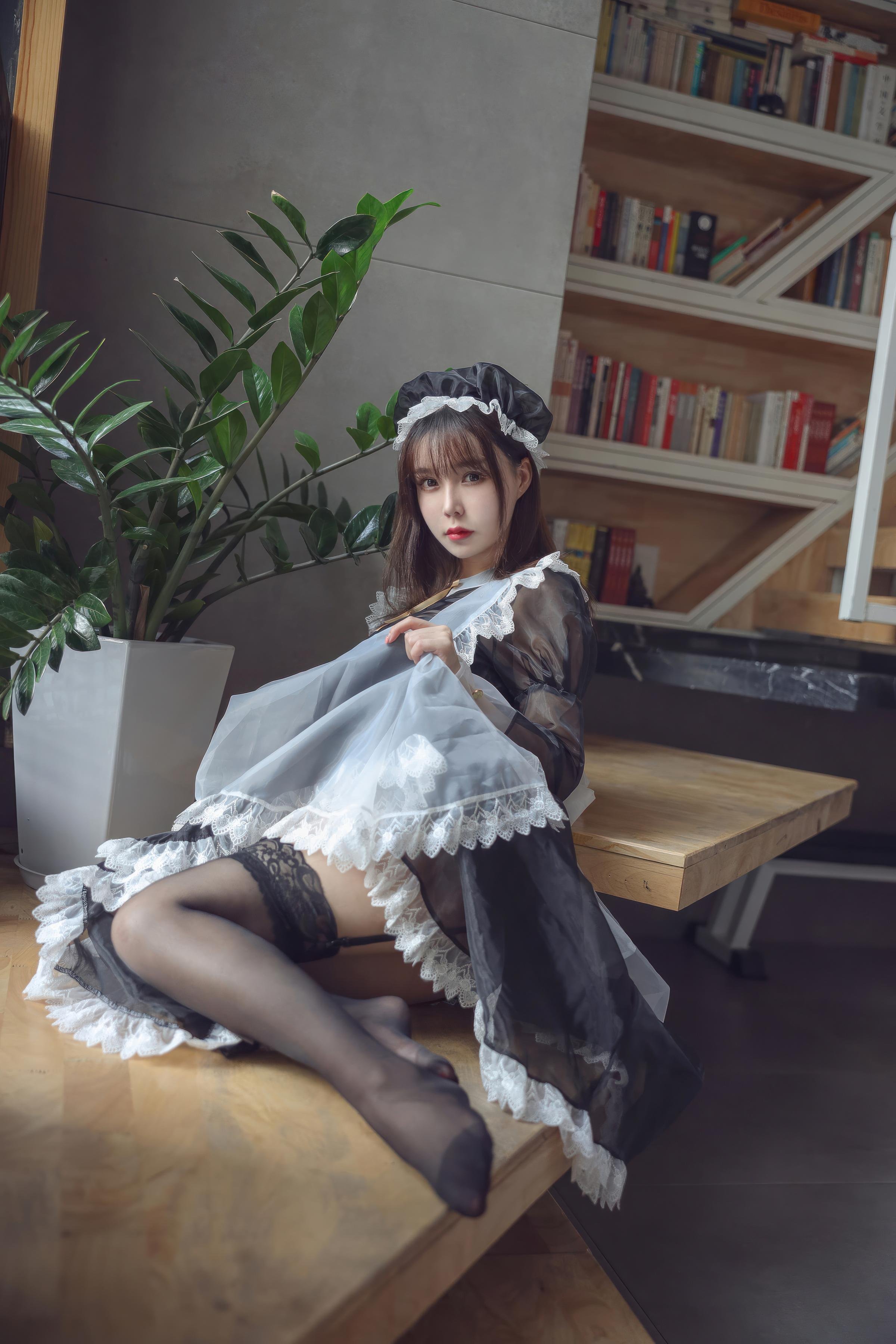 '[私房] Cá Catfish Amazon - Nữ phục vụ trong suốt đen: Chân đẹp trong váy đen, 33P'