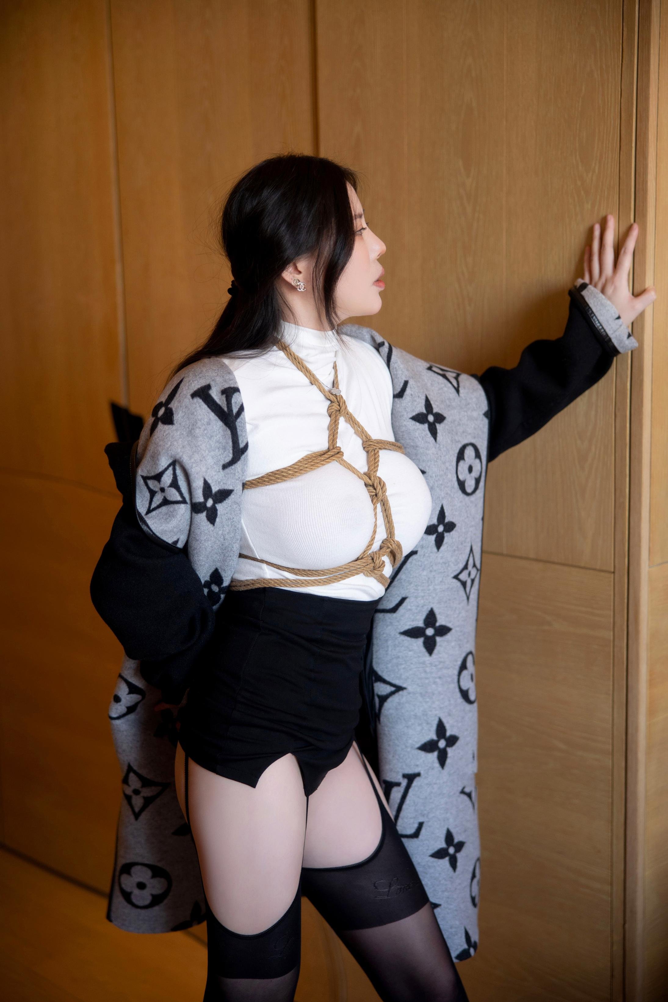 [私房] Bạch Như Tuyết - Nội Mua Không Watermark: Sự Ràng Buộc Dưới Áo Khoác: Dây Đeo Tất Đen, Khách Sạn Riêng Tư 90P
