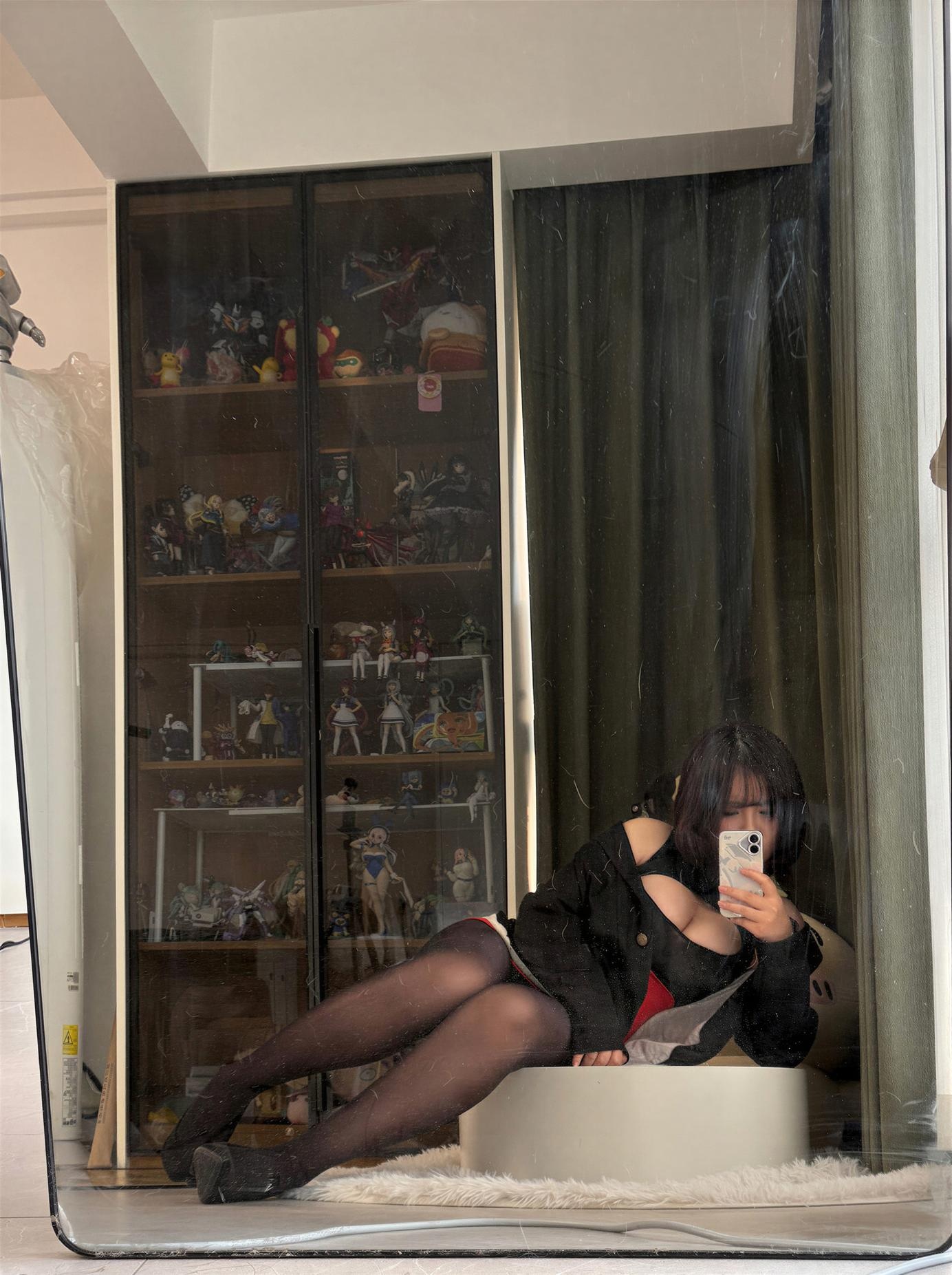 [私房] 阿半今天很开心 - 社畜自拍：黑丝包臀裙自拍 美腿私房 76P3V
