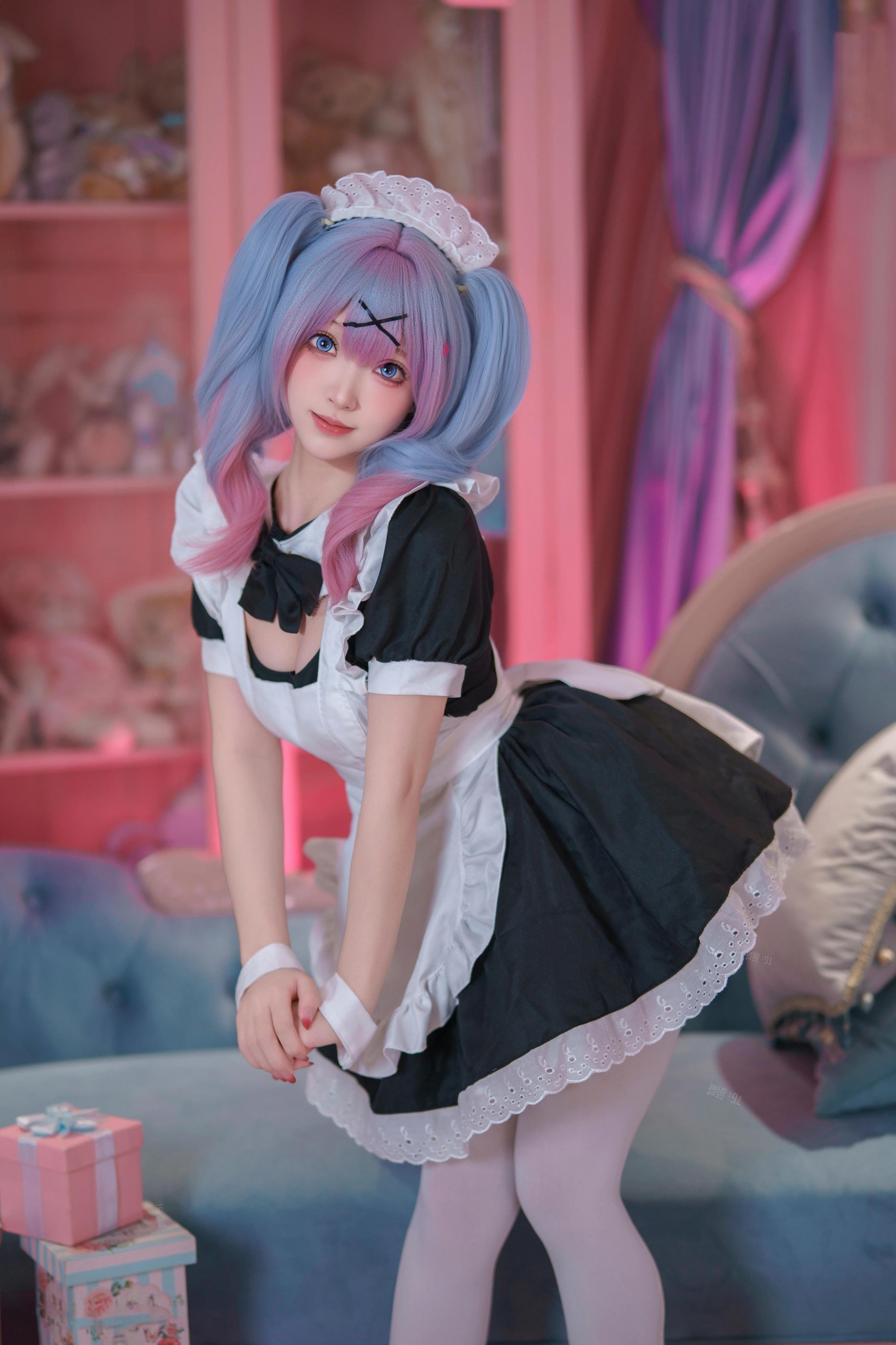 [cosplay] Bangni邦尼 - 初音未来 兔子洞女仆：蓝发女仆白丝露臀 大尺度还原 82P