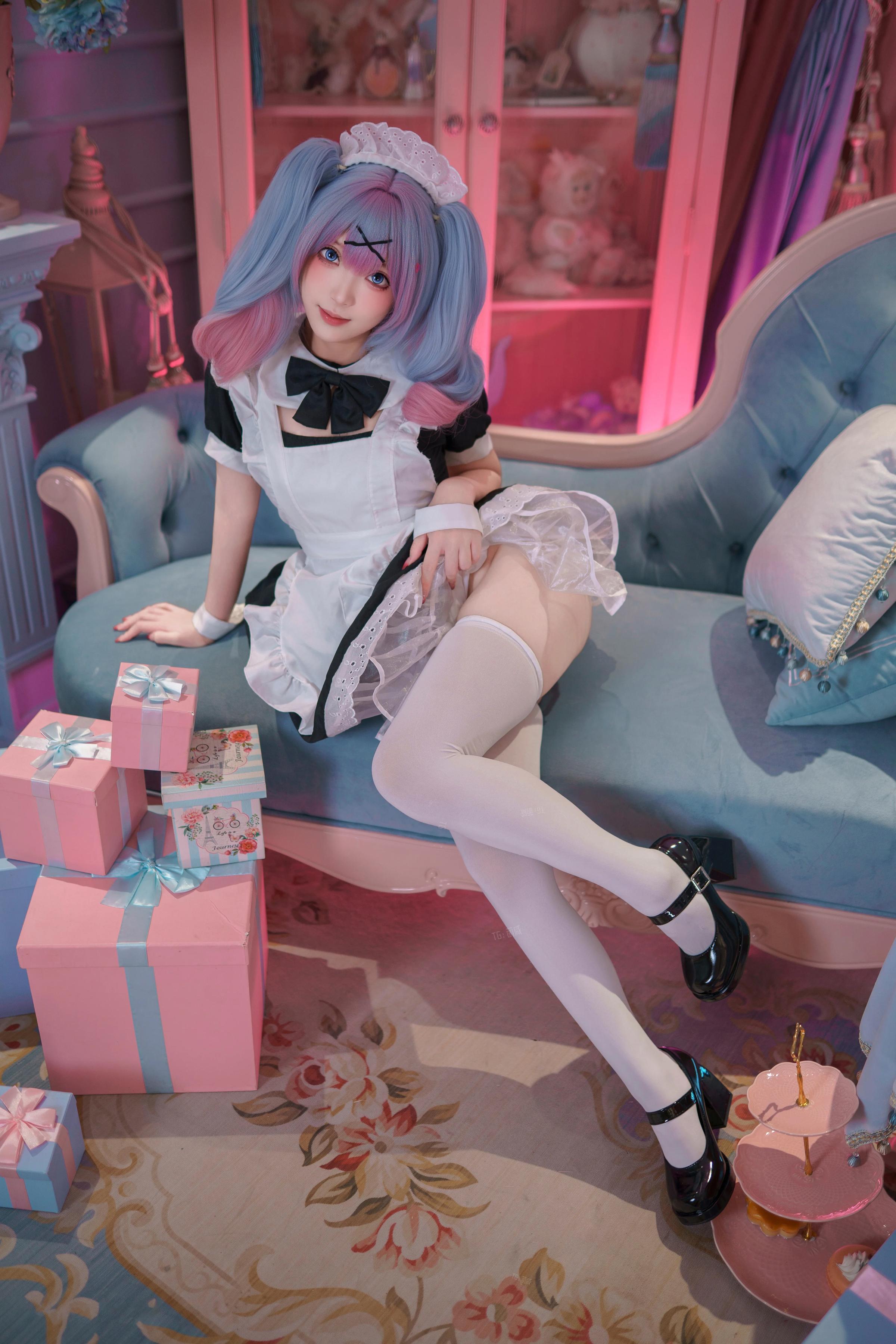 [cosplay] Bangni邦尼 - 初音未来 兔子洞女仆：蓝发女仆白丝露臀 大尺度还原 82P