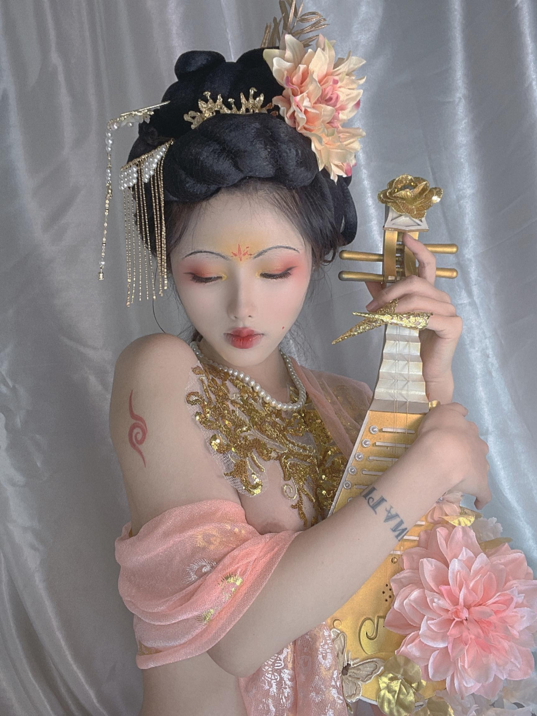 [私房] Titanium TiTi - Quý Phi: Ngực Đẹp Nửa Trần Trong Vải Mỏng Hồng 32P