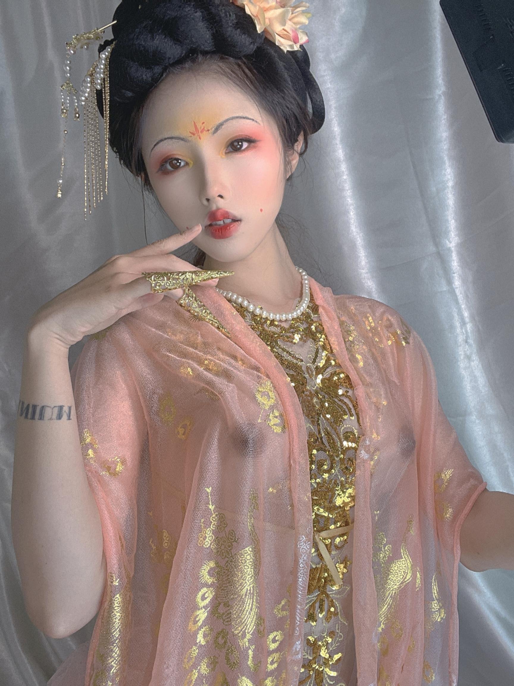 [私房] Titanium TiTi - Quý Phi: Ngực Đẹp Nửa Trần Trong Vải Mỏng Hồng 32P