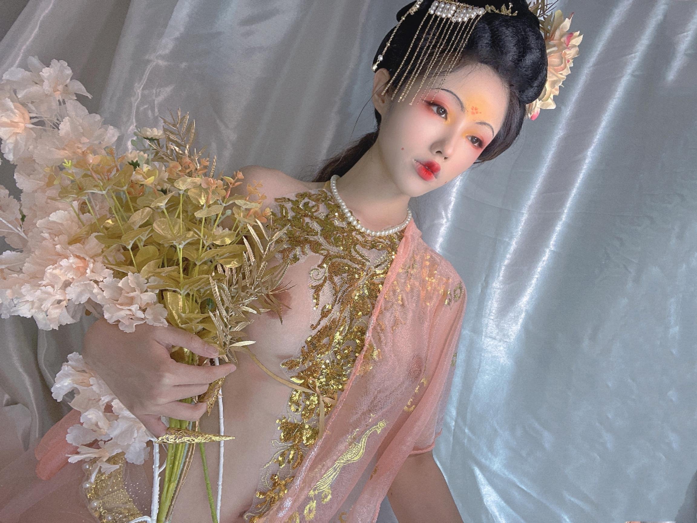 [私房] Titanium TiTi - Quý Phi: Ngực Đẹp Nửa Trần Trong Vải Mỏng Hồng 32P
