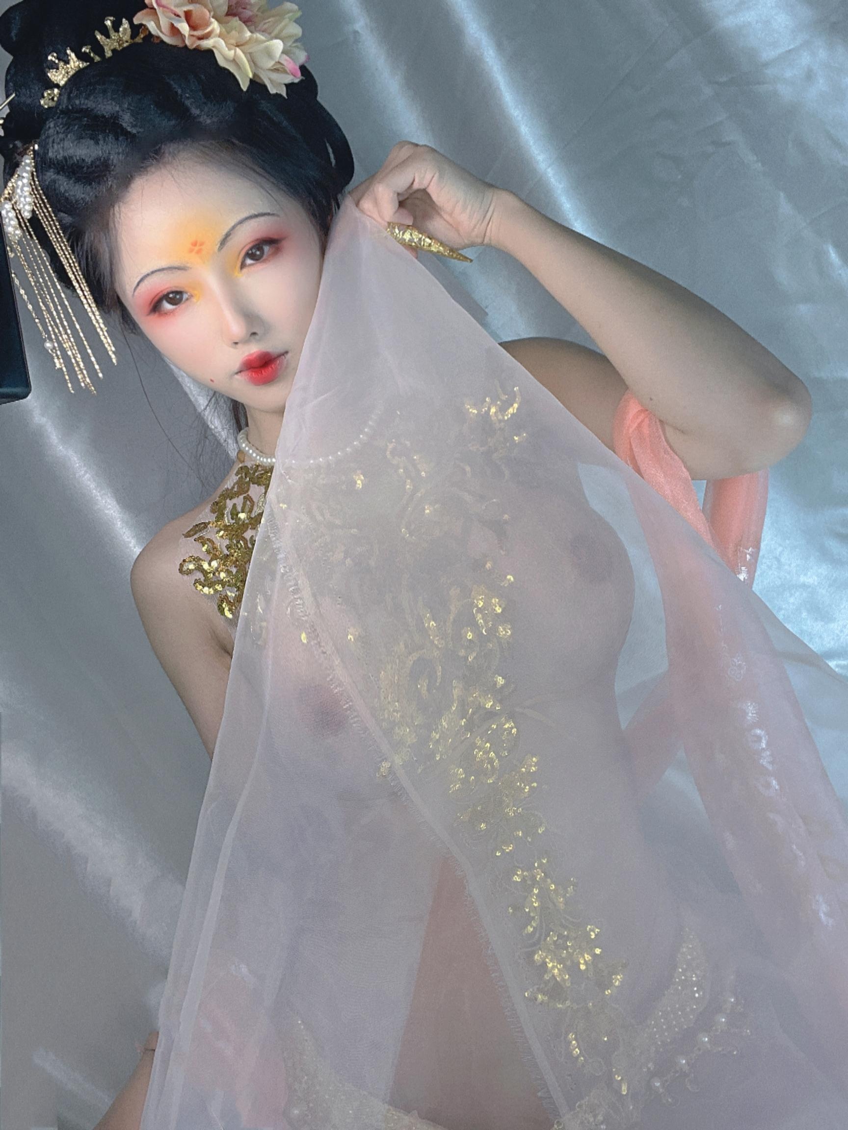 [私房] Titanium TiTi - Quý Phi: Ngực Đẹp Nửa Trần Trong Vải Mỏng Hồng 32P