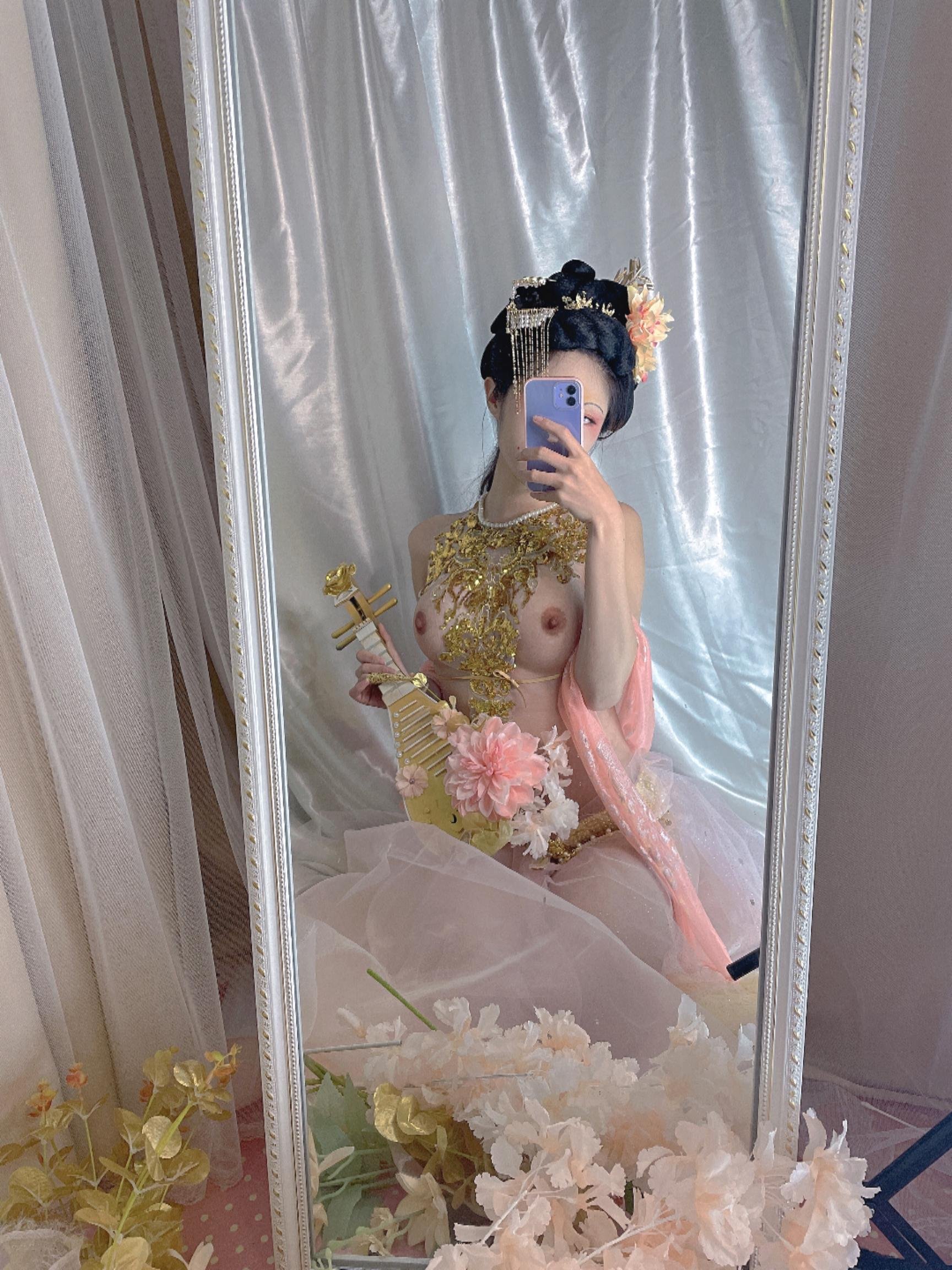 [私房] Titanium TiTi - Quý Phi: Ngực Đẹp Nửa Trần Trong Vải Mỏng Hồng 32P