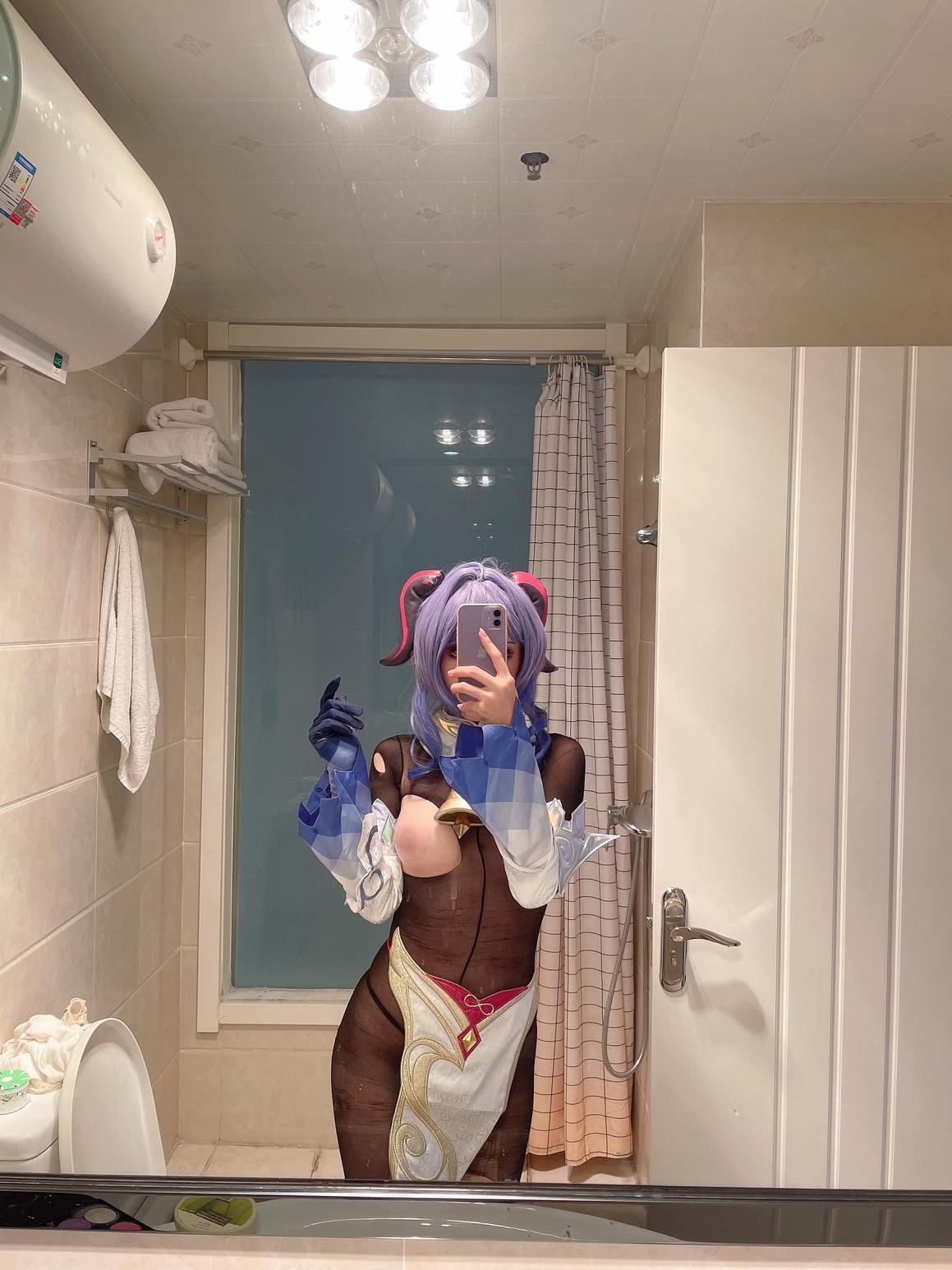 '[cosplay] TiTi Hợp Kim Titan - Genshin Impact Ngân Y: Chiến Trang Tổn Thất Với Đùi Hở 32P'