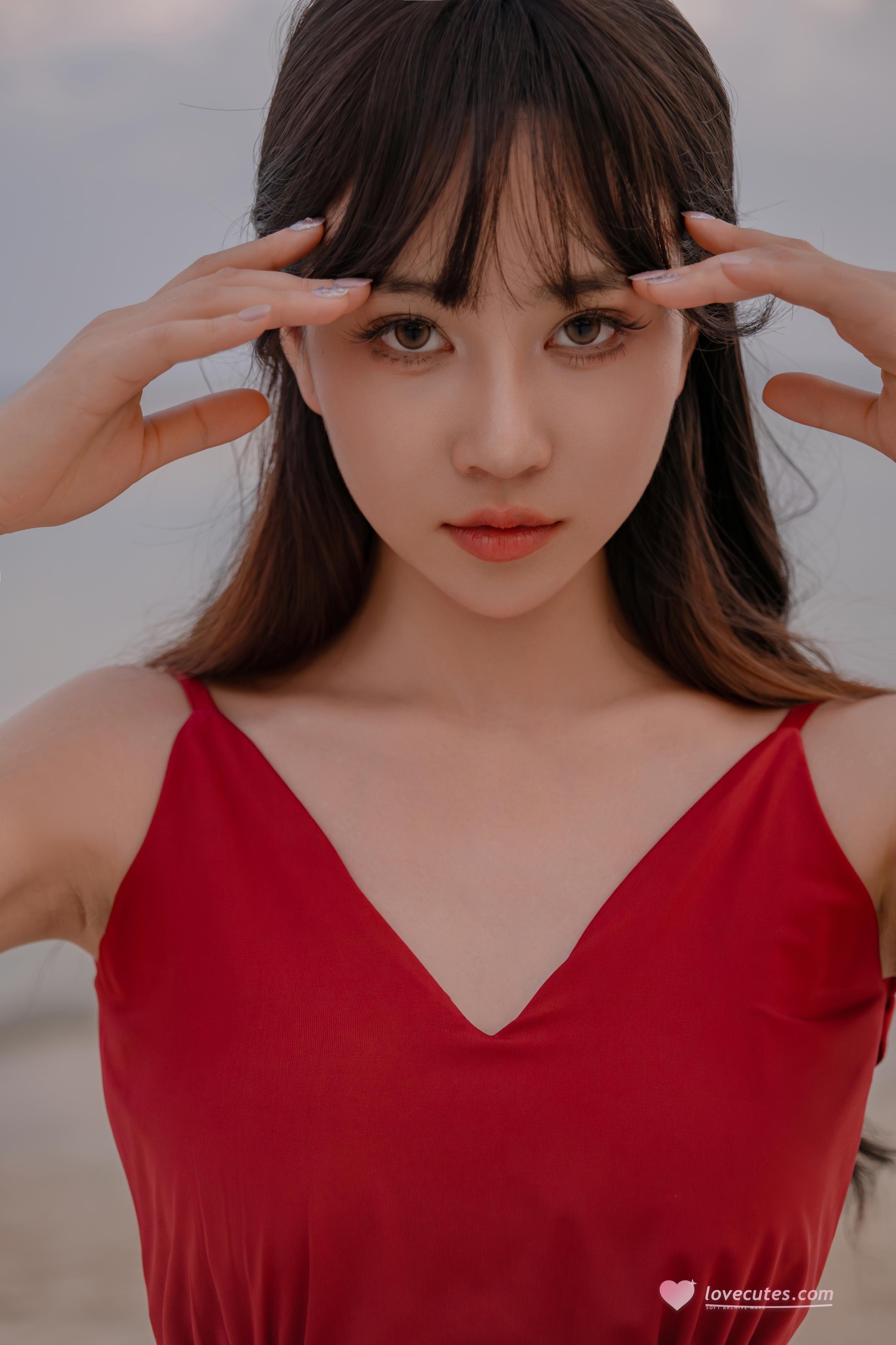 '[私房] Nnian Năm Năm - Ngôn Gặp: Đầm Đỏ Bể Bơi Nghỉ Dưỡng Phong Cách 80P'