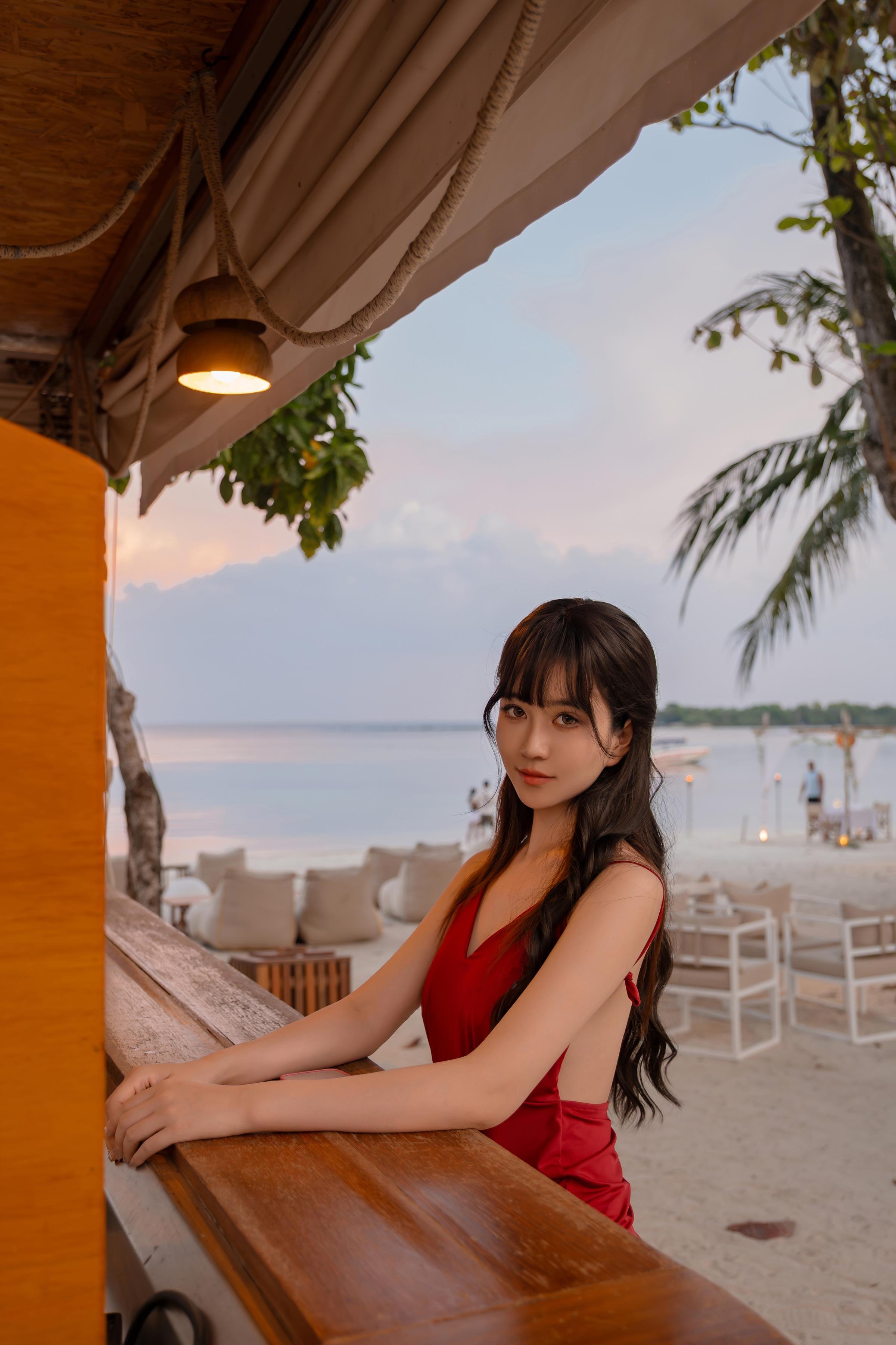 '[私房] Nnian Năm Năm - Ngôn Gặp: Đầm Đỏ Bể Bơi Nghỉ Dưỡng Phong Cách 80P'