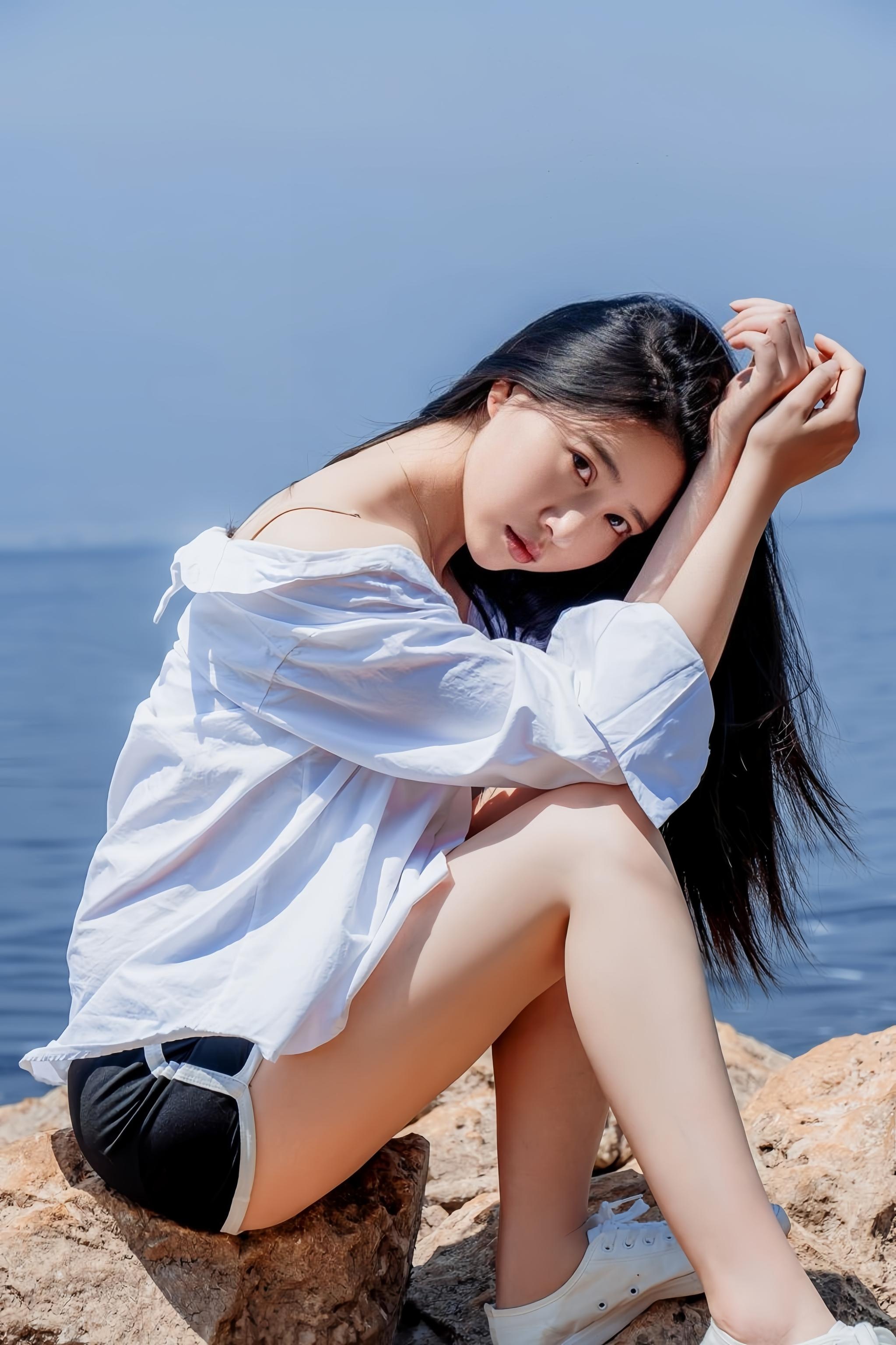 '[Ảnh] Nnian Năm Năm - Chụp Ngoài Biển Với Áo Sơ Mi Trắng: Giải Khuy, Lộ Ngực, Ướt Áo 49P'