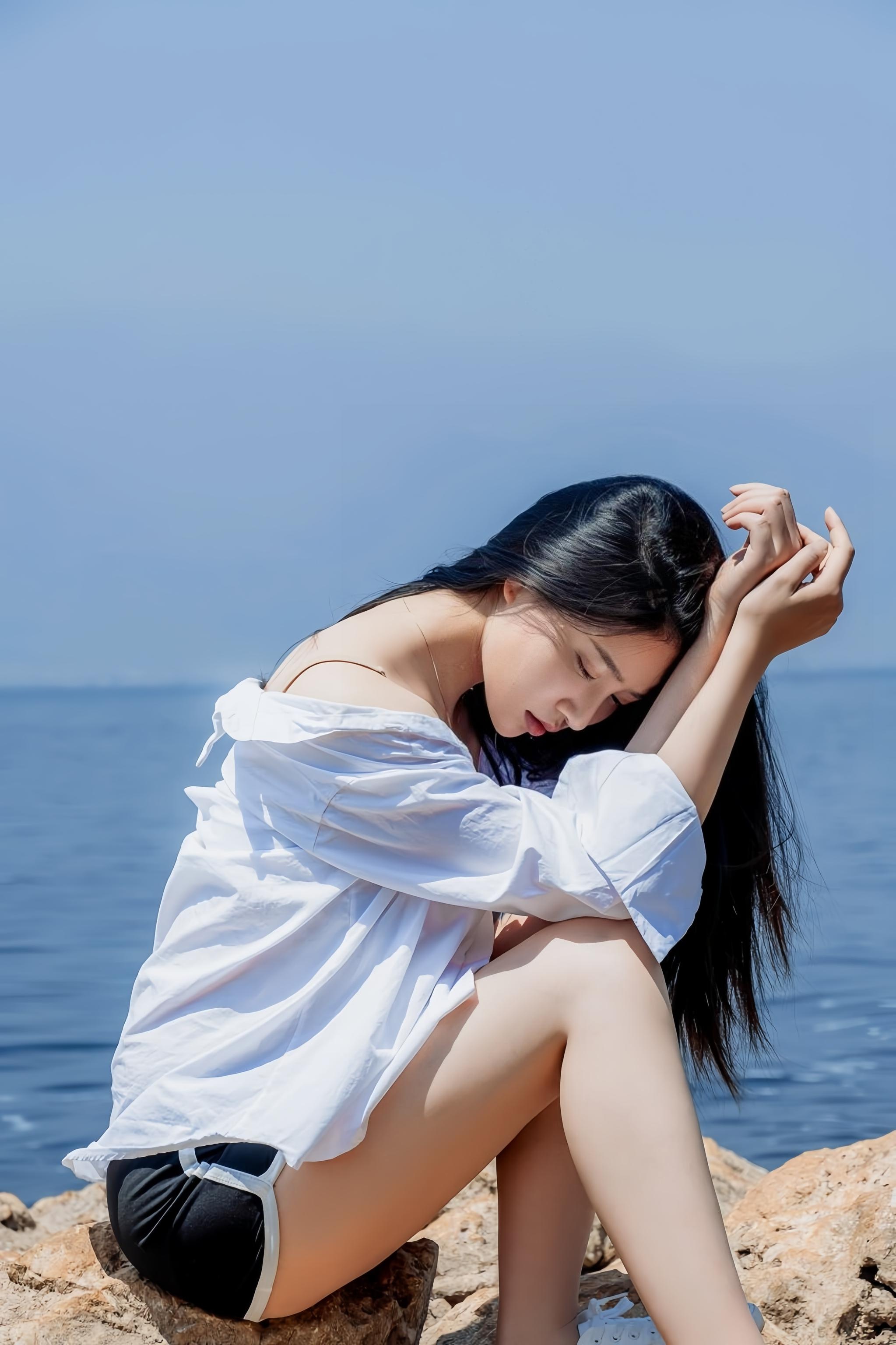 '[Ảnh] Nnian Năm Năm - Chụp Ngoài Biển Với Áo Sơ Mi Trắng: Giải Khuy, Lộ Ngực, Ướt Áo 49P'