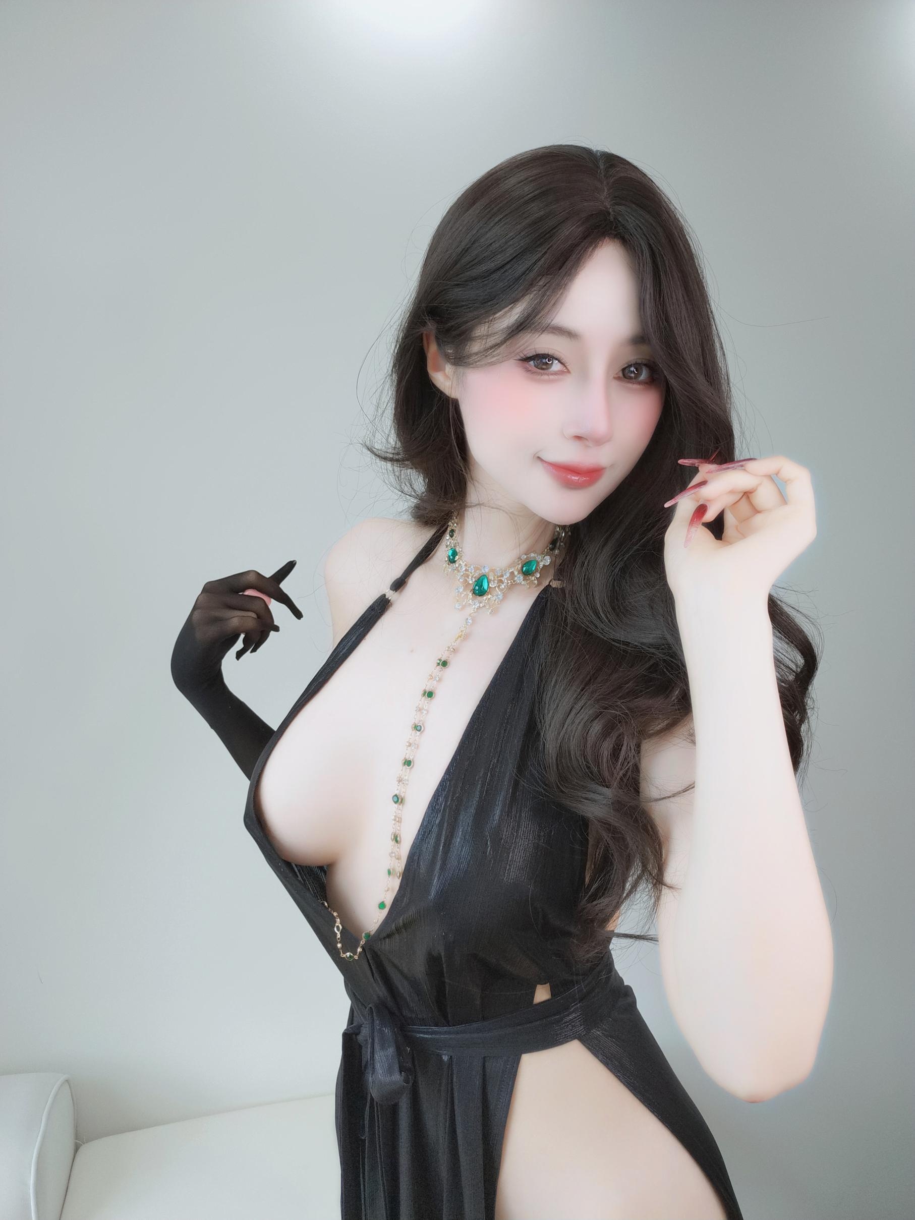 '[私房] Bạc 81 - Tự Chụp Vol.103: Ảnh Tự Sướng Đen Sâu V Hở Ngực 122P8V'