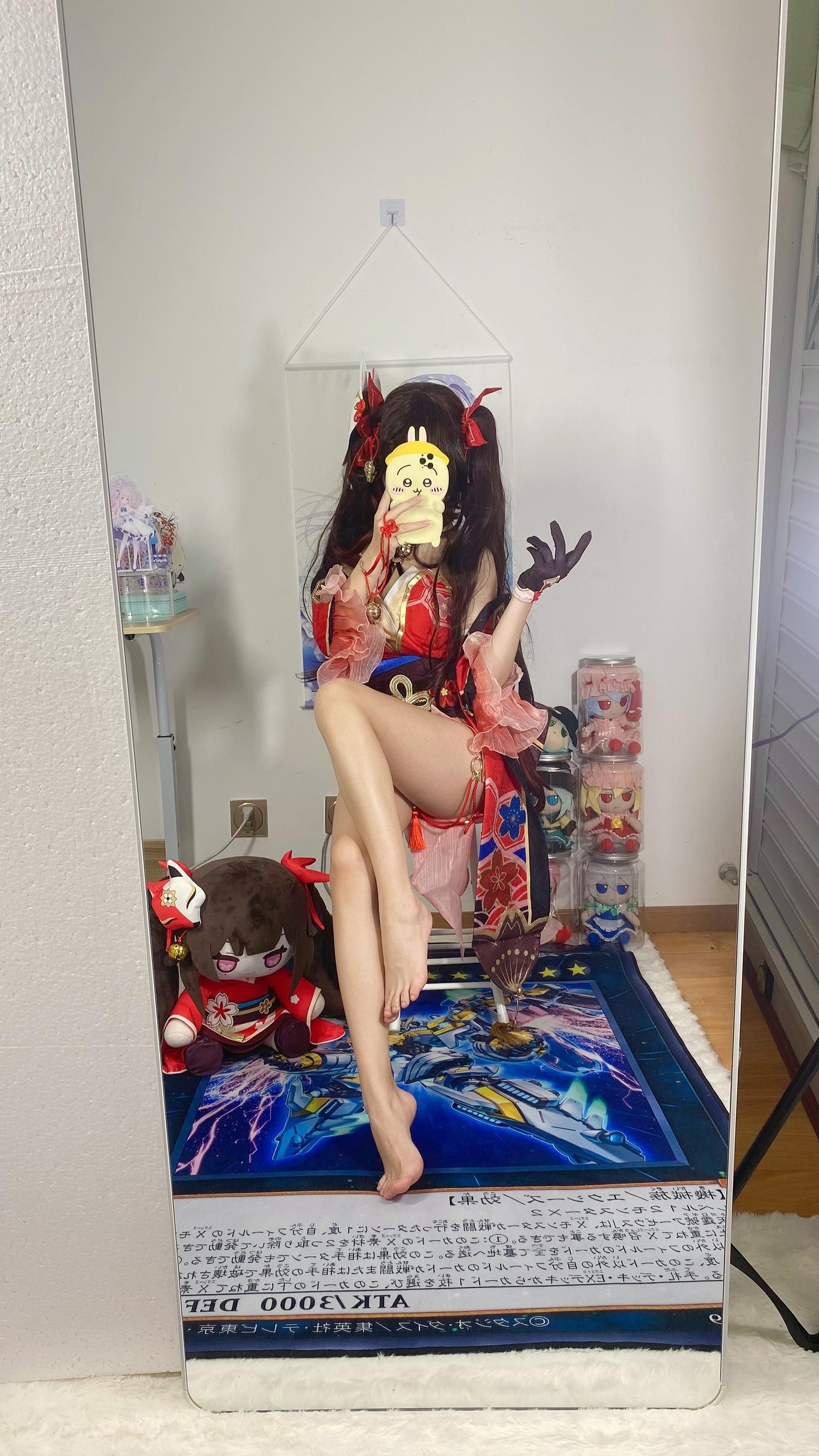 '[cosplay] 白栎Shirly - 崩坏星穹铁道 Hoa Hỏa: Đôi chân đẹp với tất đen trắng, phục chế 53P3V'