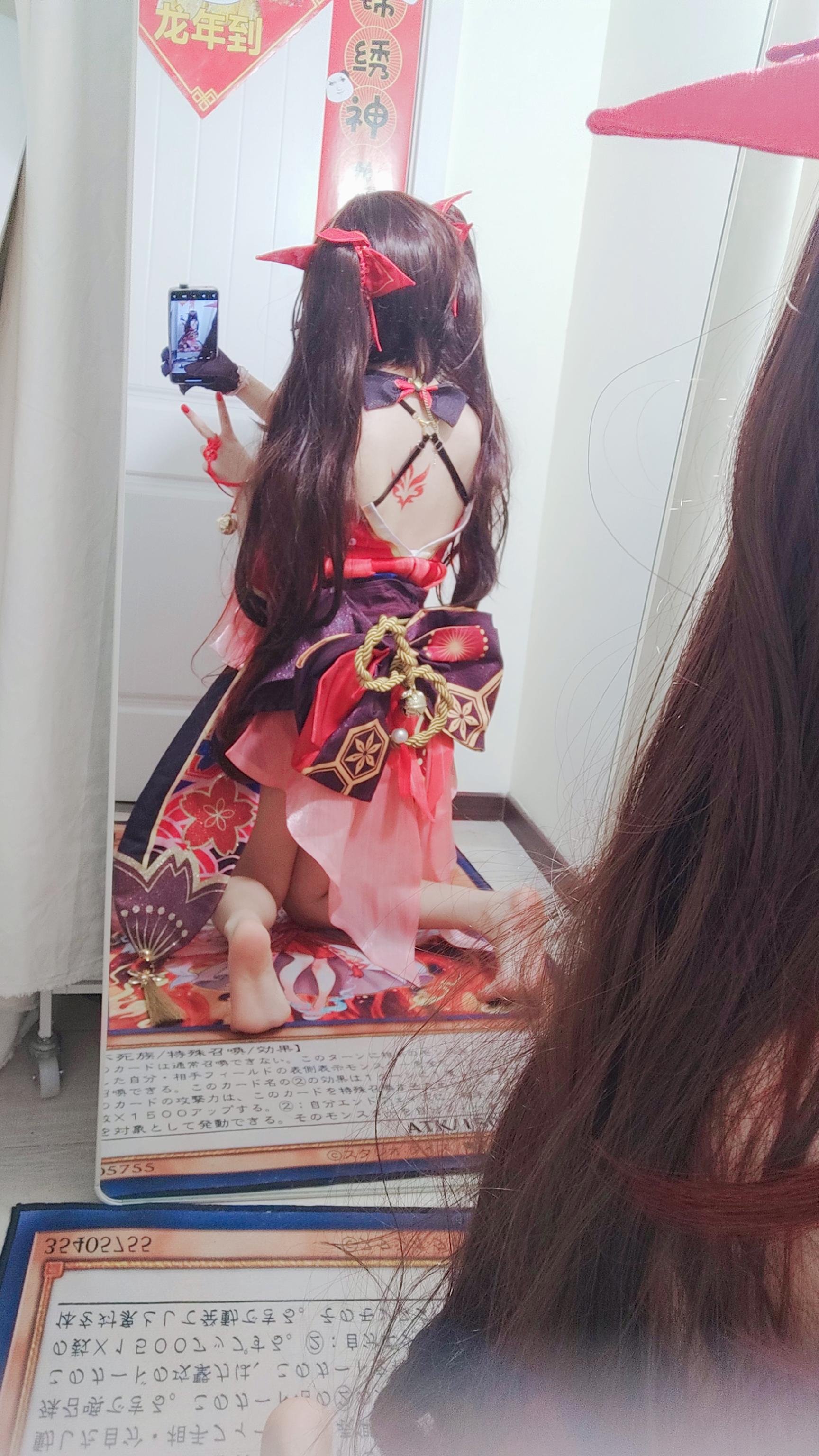 '[cosplay] 白栎Shirly - 崩坏星穹铁道 Hoa Hỏa: Đôi chân đẹp với tất đen trắng, phục chế 53P3V'