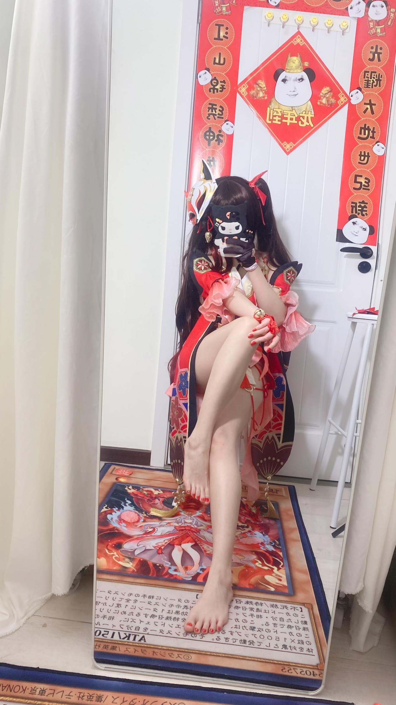 '[cosplay] 白栎Shirly - 崩坏星穹铁道 Hoa Hỏa: Đôi chân đẹp với tất đen trắng, phục chế 53P3V'