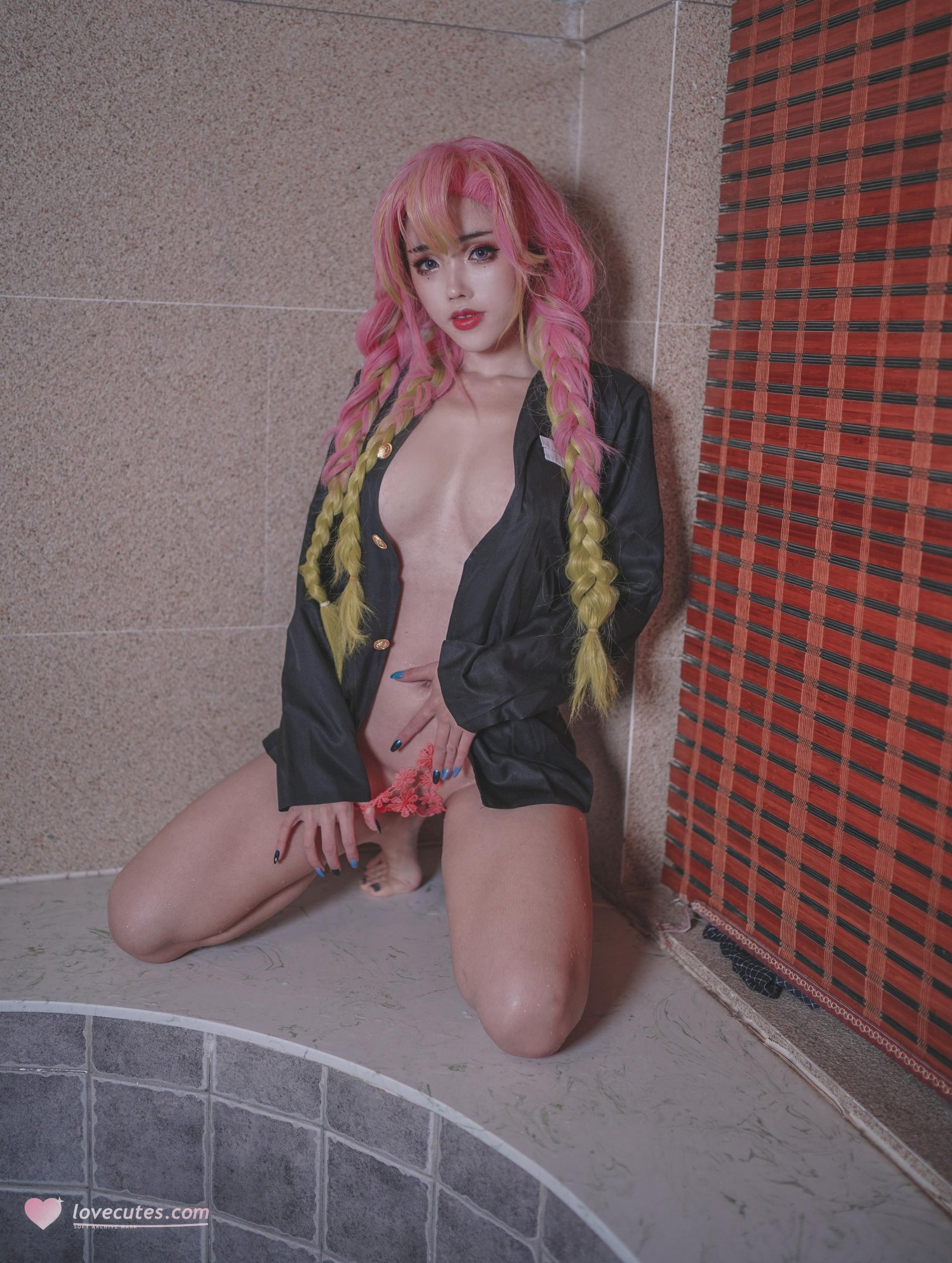 [cosplay] 钛合金TiTi - 鬼灭之刃 甘露寺蜜璃：温泉裸身巨乳恋柱还原 46P1V