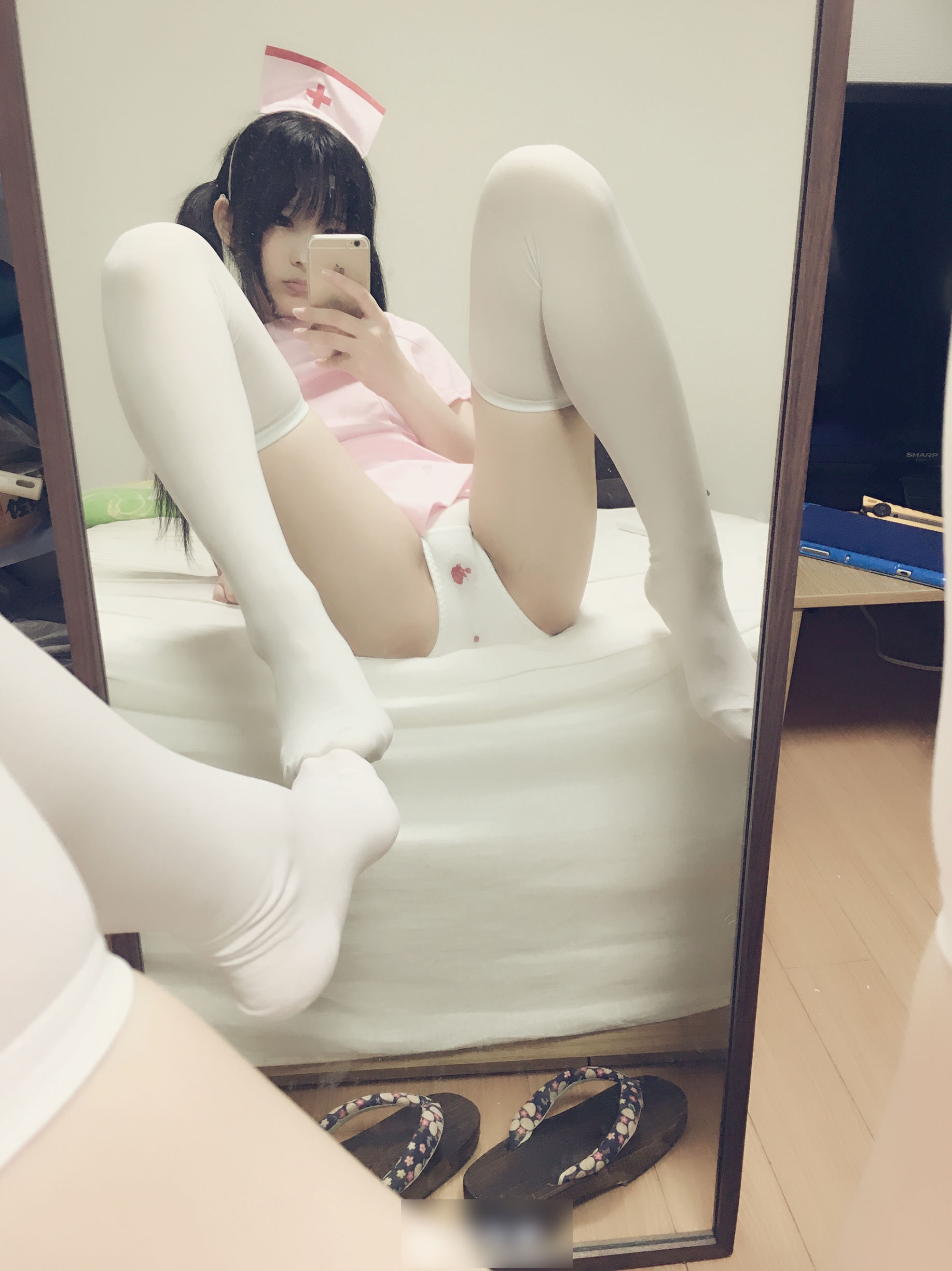 [私房] 习呆呆 - 粉色护士：白丝护士制服镜前大尺度私拍 32P2V