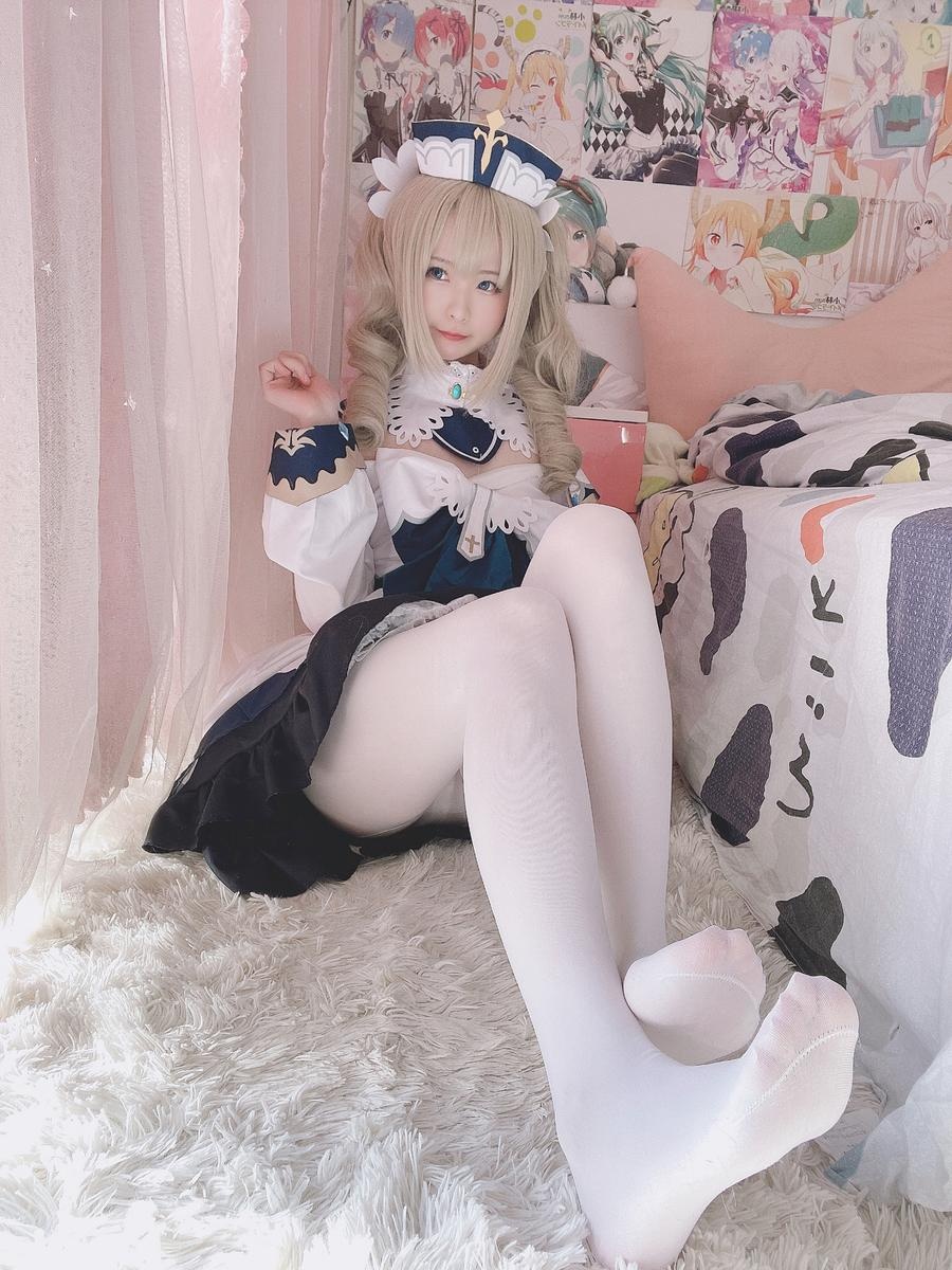[cosplay] 习呆呆 - 原神 芭芭拉：白丝露点美腿大尺度还原 52P2V