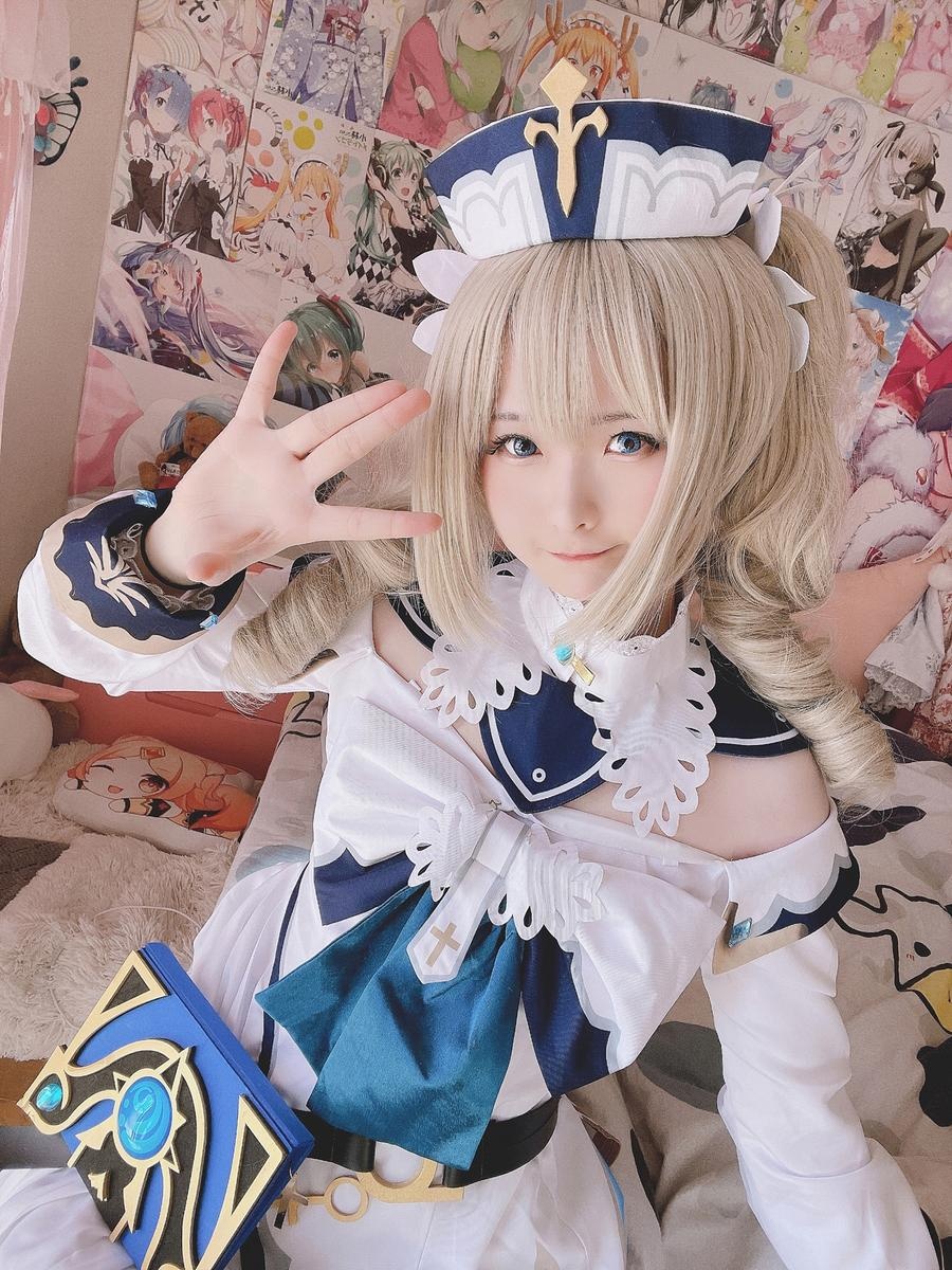 [cosplay] 习呆呆 - 原神 芭芭拉：白丝露点美腿大尺度还原 52P2V