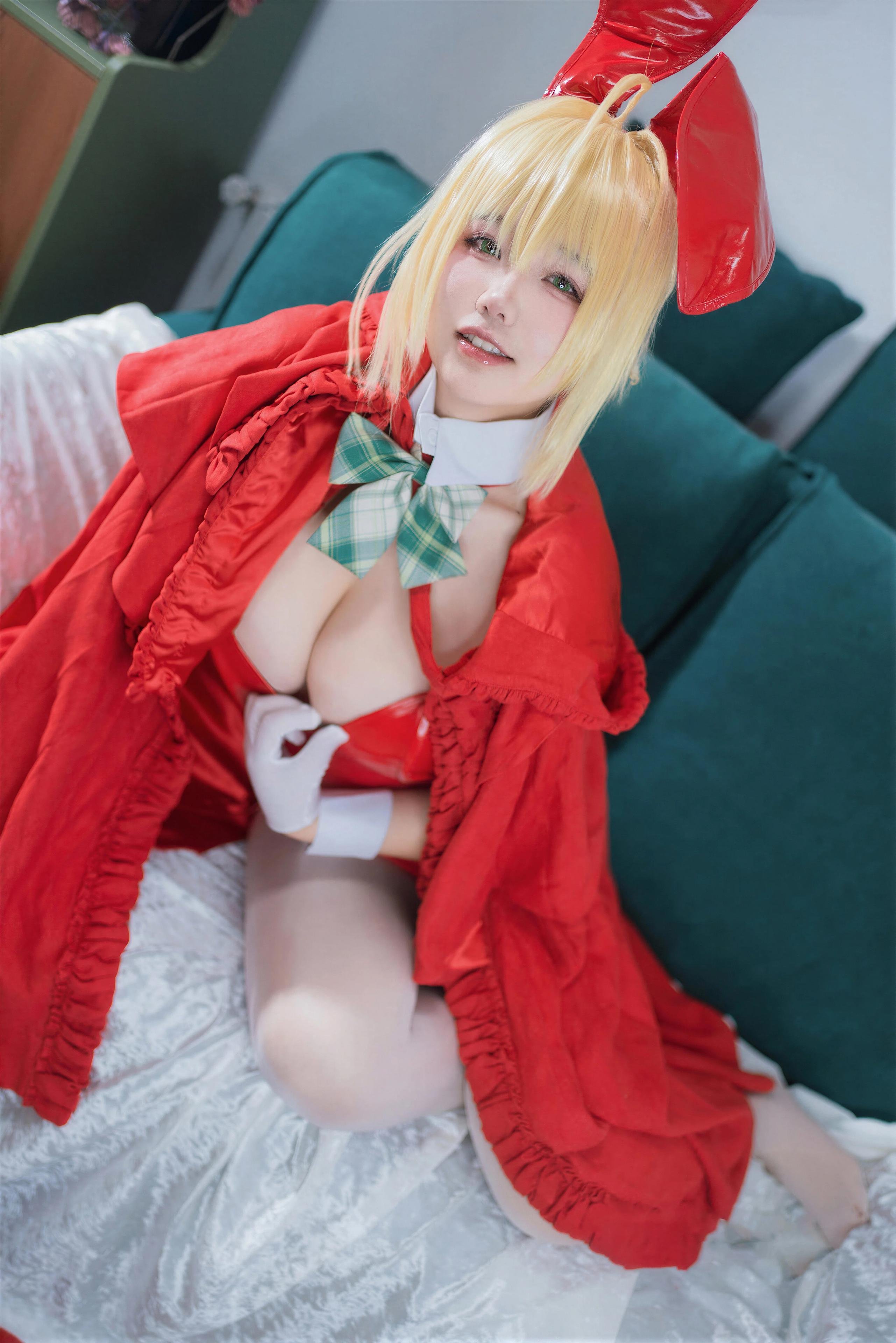 [cosplay] 阿半今天很开心 - FGO 尼禄圣诞节：红白紧身巨乳美腿还原 71P