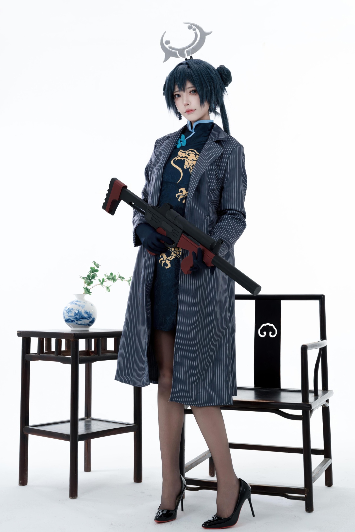 [cosplay] 君颜圆又圆 - Long Hoa Phi Tiếu: sườn xám đen vàng, tất đen, đạo cụ súng, lộ nhiều 153P3V