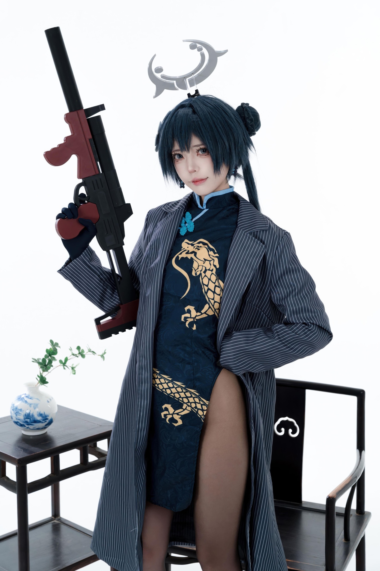[cosplay] 君颜圆又圆 - Long Hoa Phi Tiếu: sườn xám đen vàng, tất đen, đạo cụ súng, lộ nhiều 153P3V