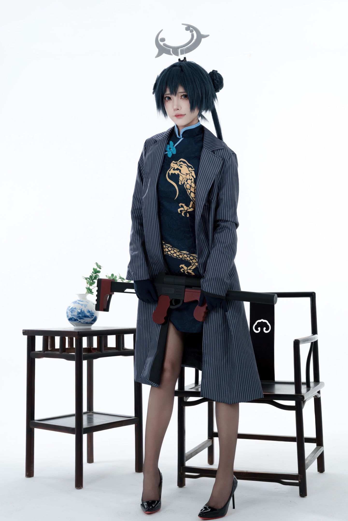 [cosplay] 君颜圆又圆 - Long Hoa Phi Tiếu: sườn xám đen vàng, tất đen, đạo cụ súng, lộ nhiều 153P3V
