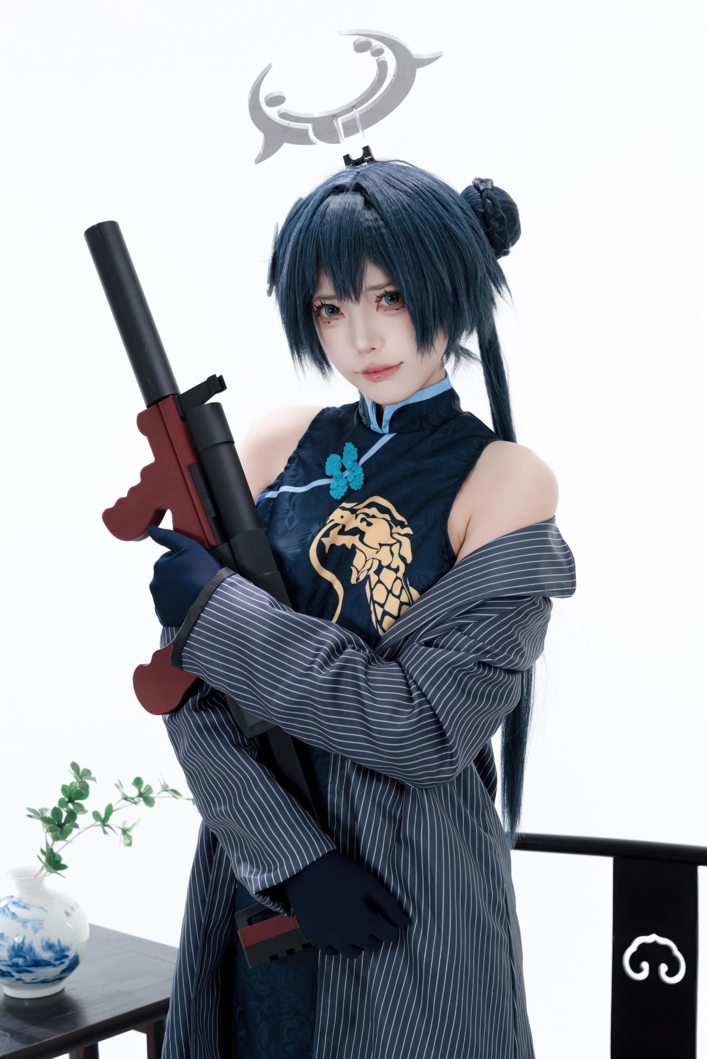 [cosplay] 君颜圆又圆 - Long Hoa Phi Tiếu: sườn xám đen vàng, tất đen, đạo cụ súng, lộ nhiều 153P3V
