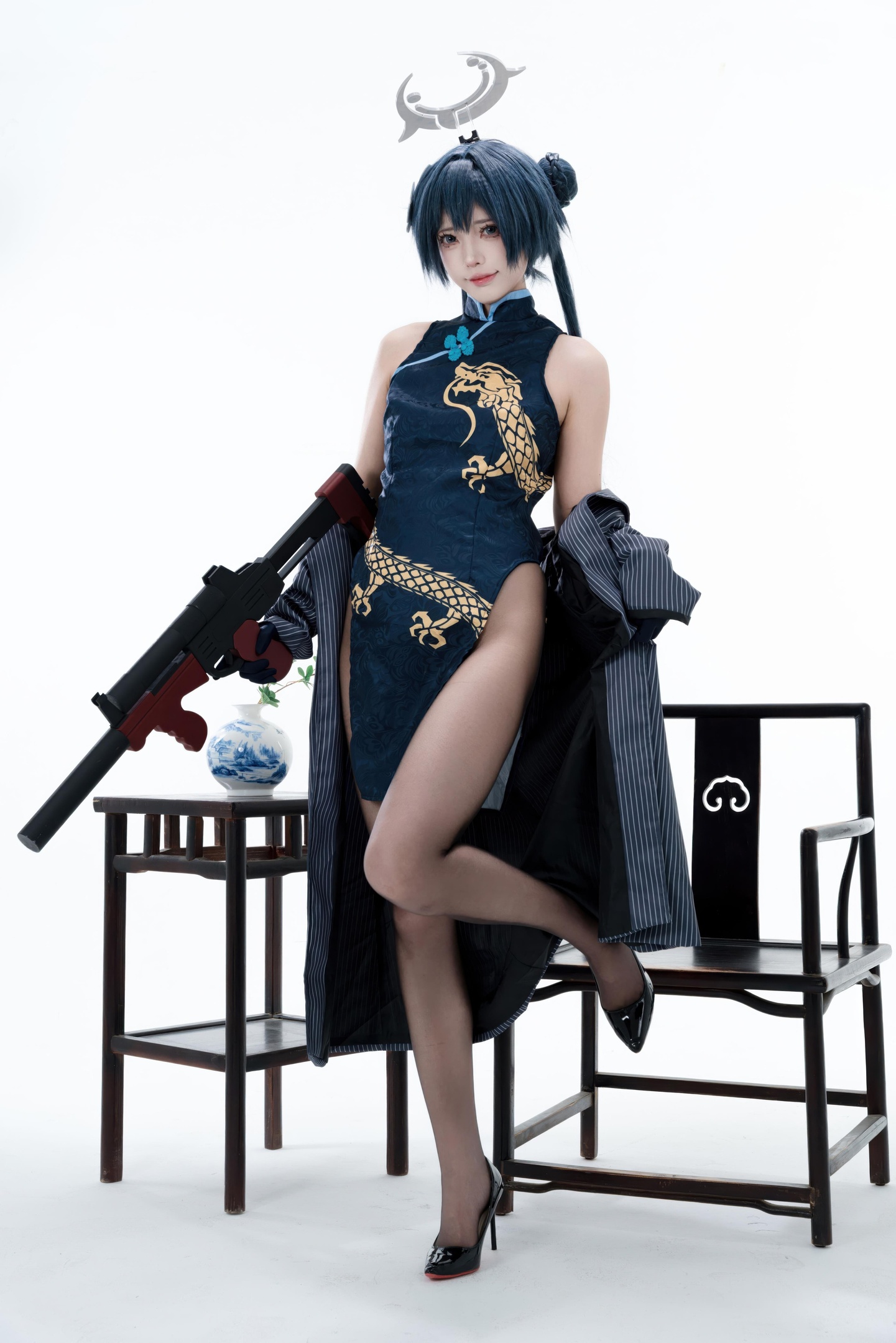 [cosplay] 君颜圆又圆 - Long Hoa Phi Tiếu: sườn xám đen vàng, tất đen, đạo cụ súng, lộ nhiều 153P3V