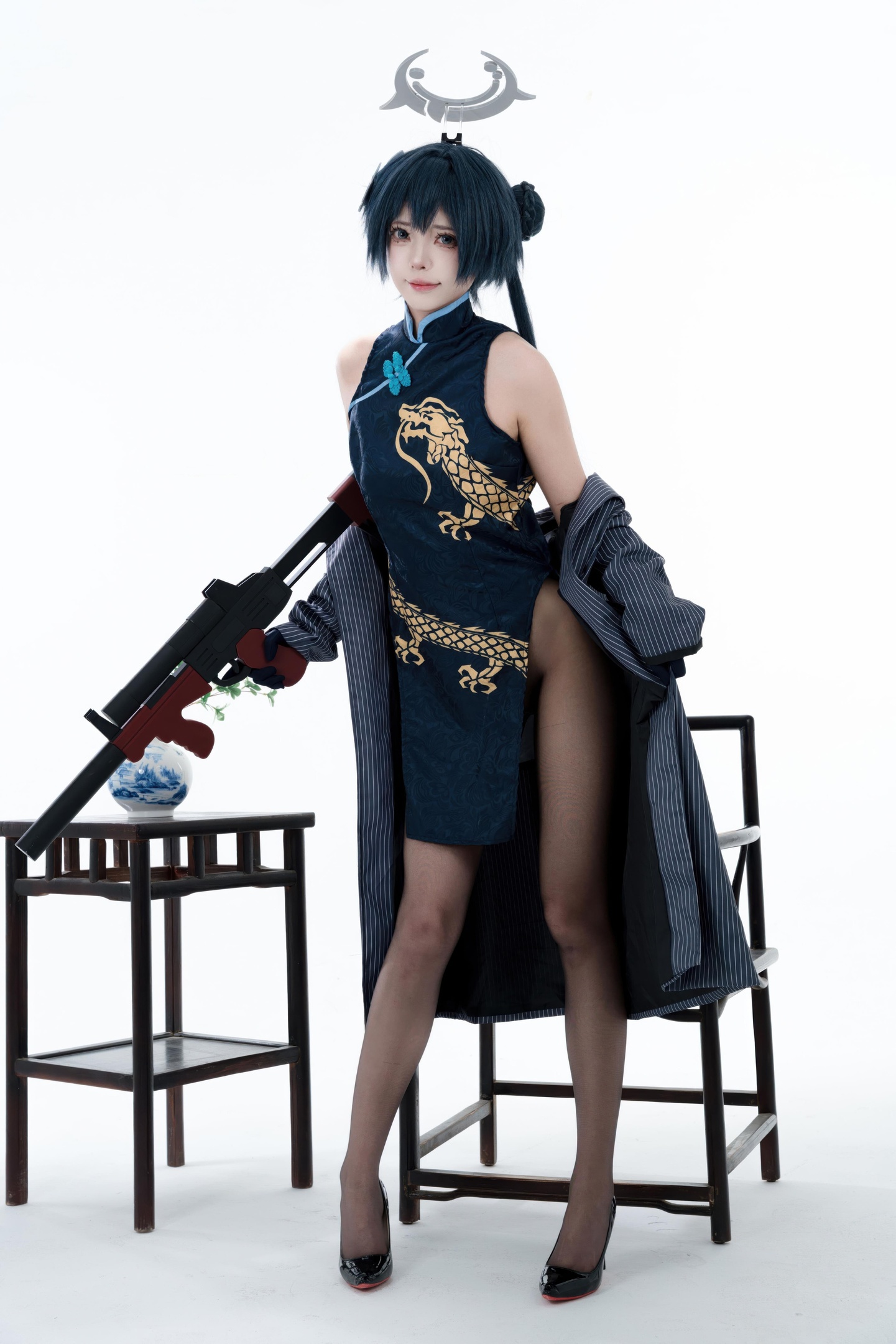 [cosplay] 君颜圆又圆 - Long Hoa Phi Tiếu: sườn xám đen vàng, tất đen, đạo cụ súng, lộ nhiều 153P3V