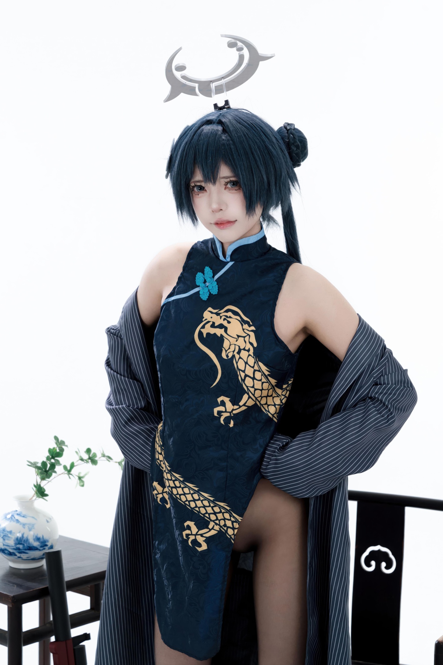 [cosplay] 君颜圆又圆 - Long Hoa Phi Tiếu: sườn xám đen vàng, tất đen, đạo cụ súng, lộ nhiều 153P3V