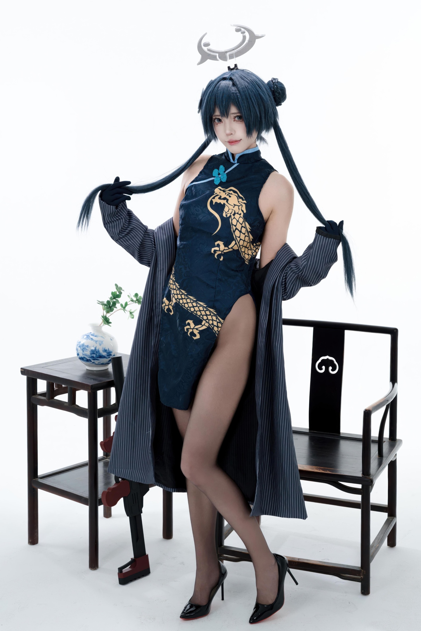 [cosplay] 君颜圆又圆 - Long Hoa Phi Tiếu: sườn xám đen vàng, tất đen, đạo cụ súng, lộ nhiều 153P3V