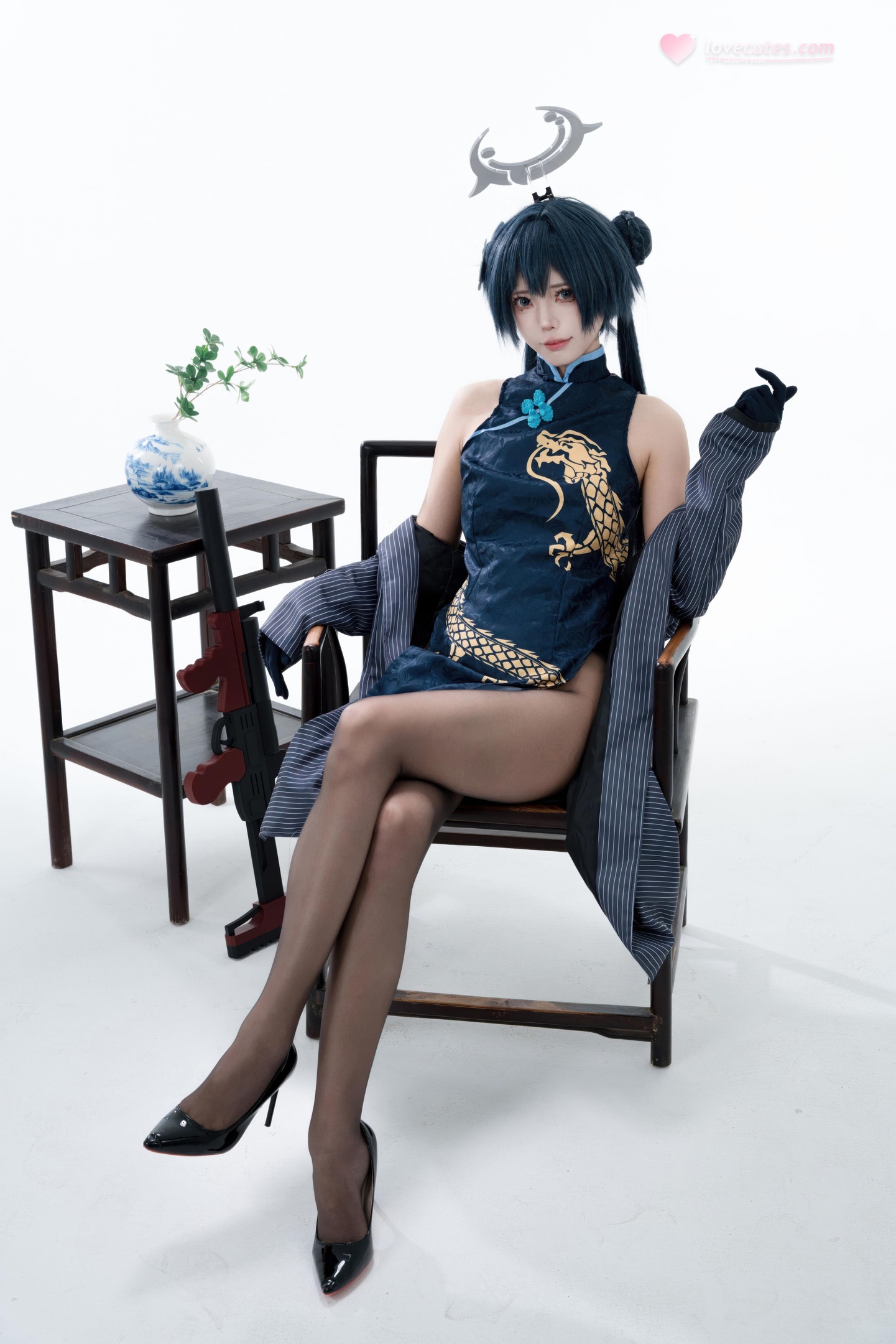 [cosplay] 君颜圆又圆 - Long Hoa Phi Tiếu: sườn xám đen vàng, tất đen, đạo cụ súng, lộ nhiều 153P3V
